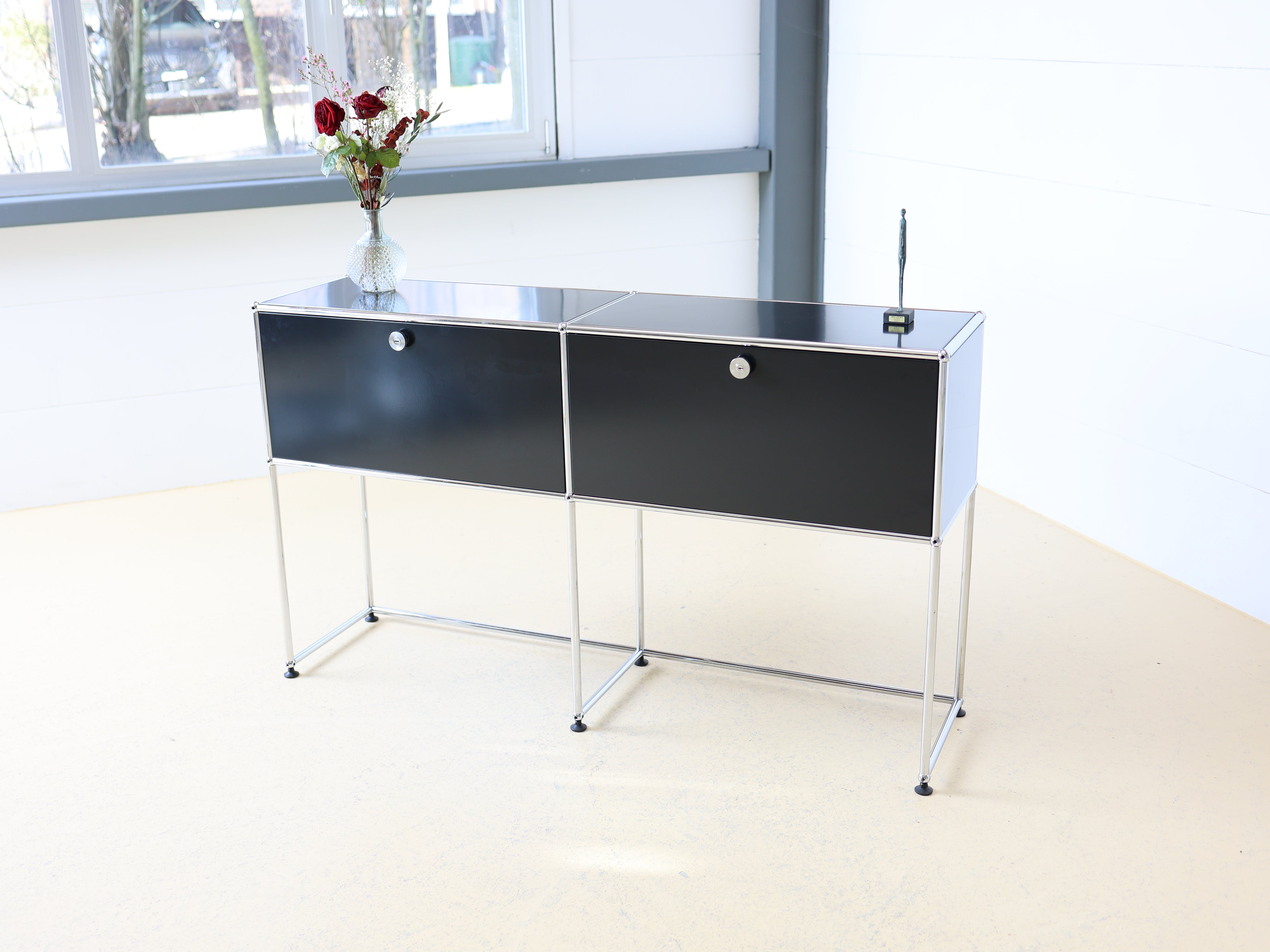 USM Haller Sideboard in Graphitschwarz mit zwei Fächern und Klapptüren. Modularer Schweizer Designklassiker im Vintage-Zustand bei atelier TILIJA.