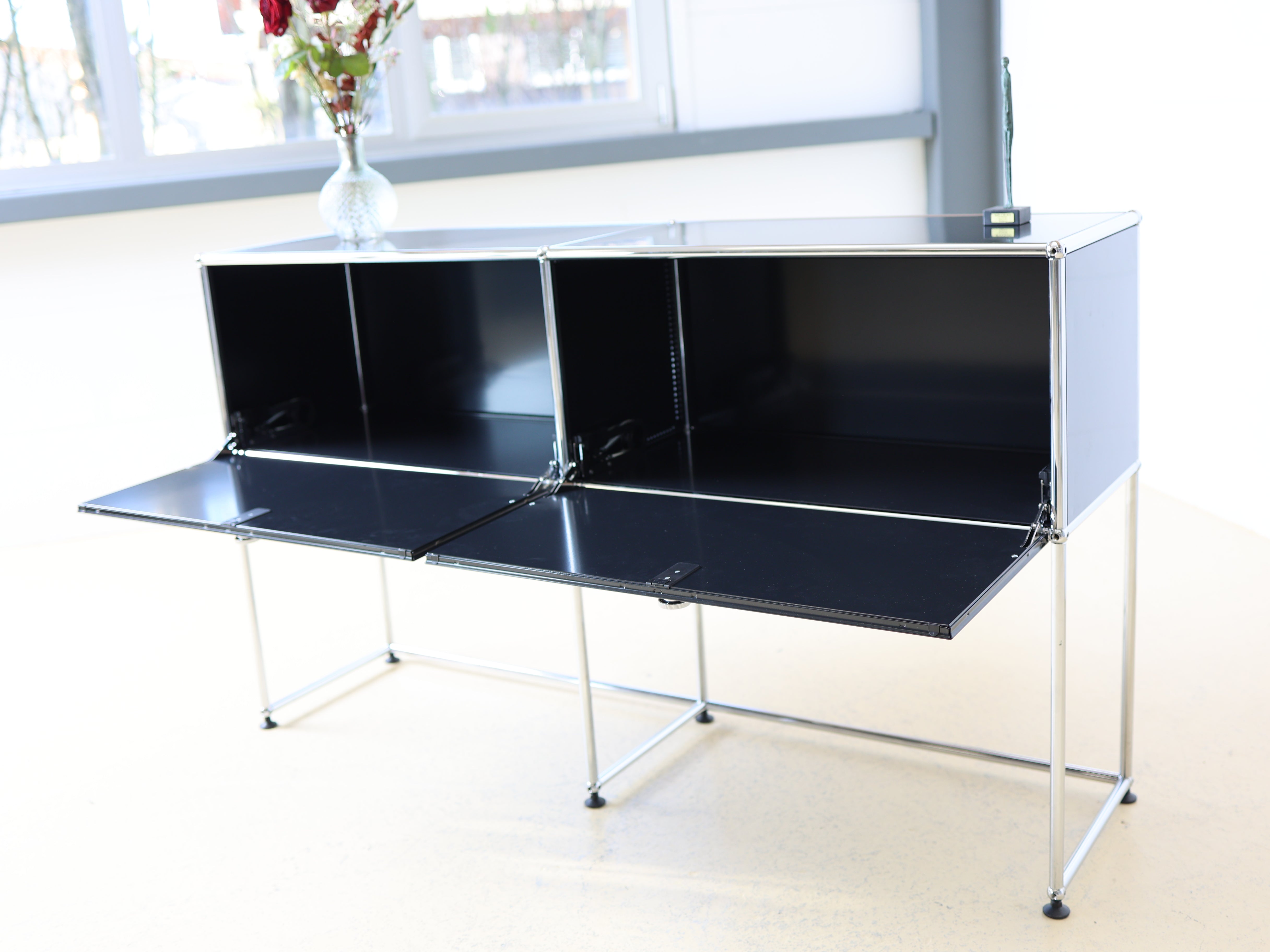 USM Haller Sideboard in Graphitschwarz mit zwei Fächern und Klapptüren. Modularer Schweizer Designklassiker im Vintage-Zustand bei atelier TILIJA.