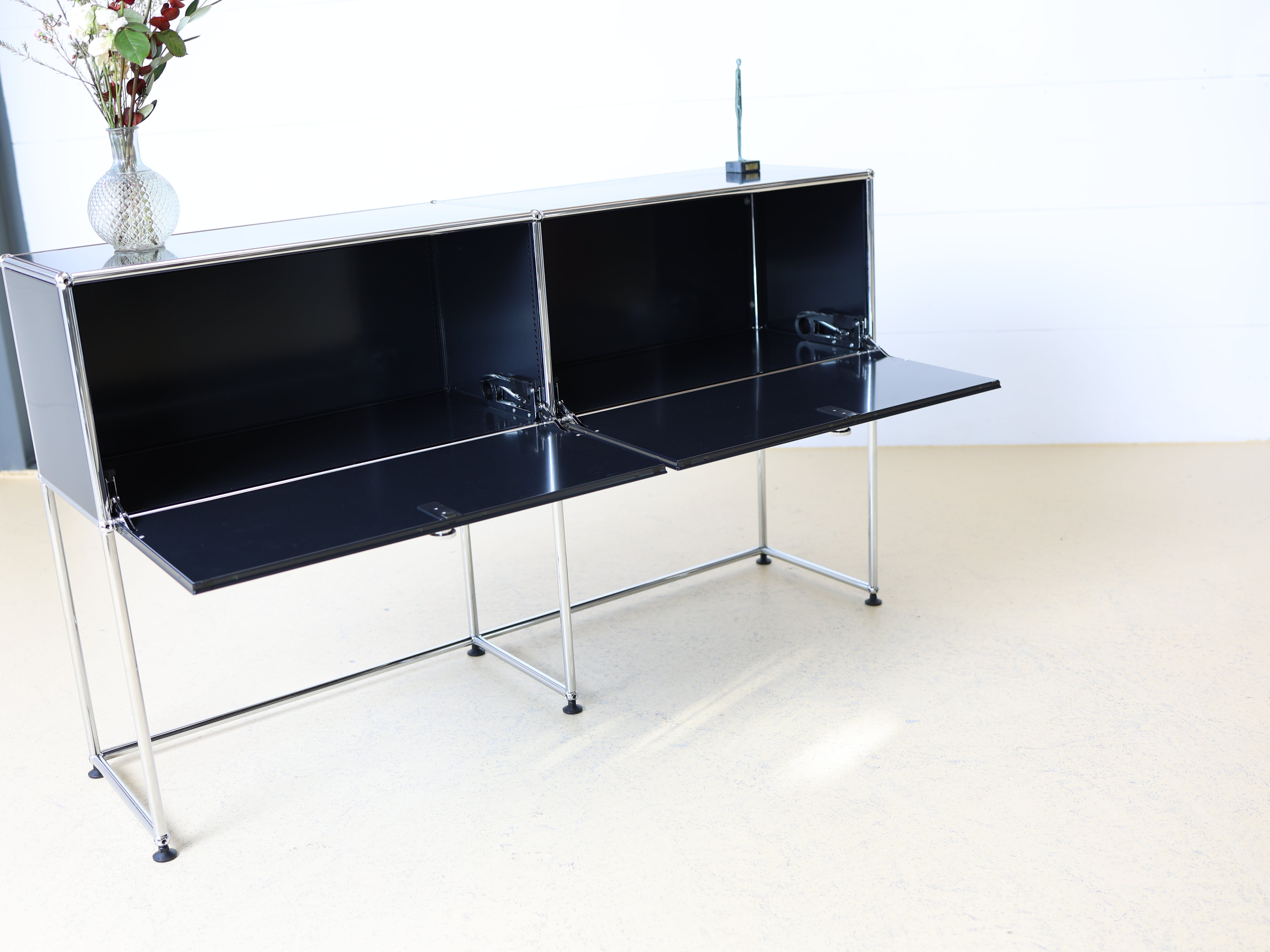 USM Haller Sideboard in Graphitschwarz mit zwei Fächern und Klapptüren. Modularer Schweizer Designklassiker im Vintage-Zustand bei atelier TILIJA.