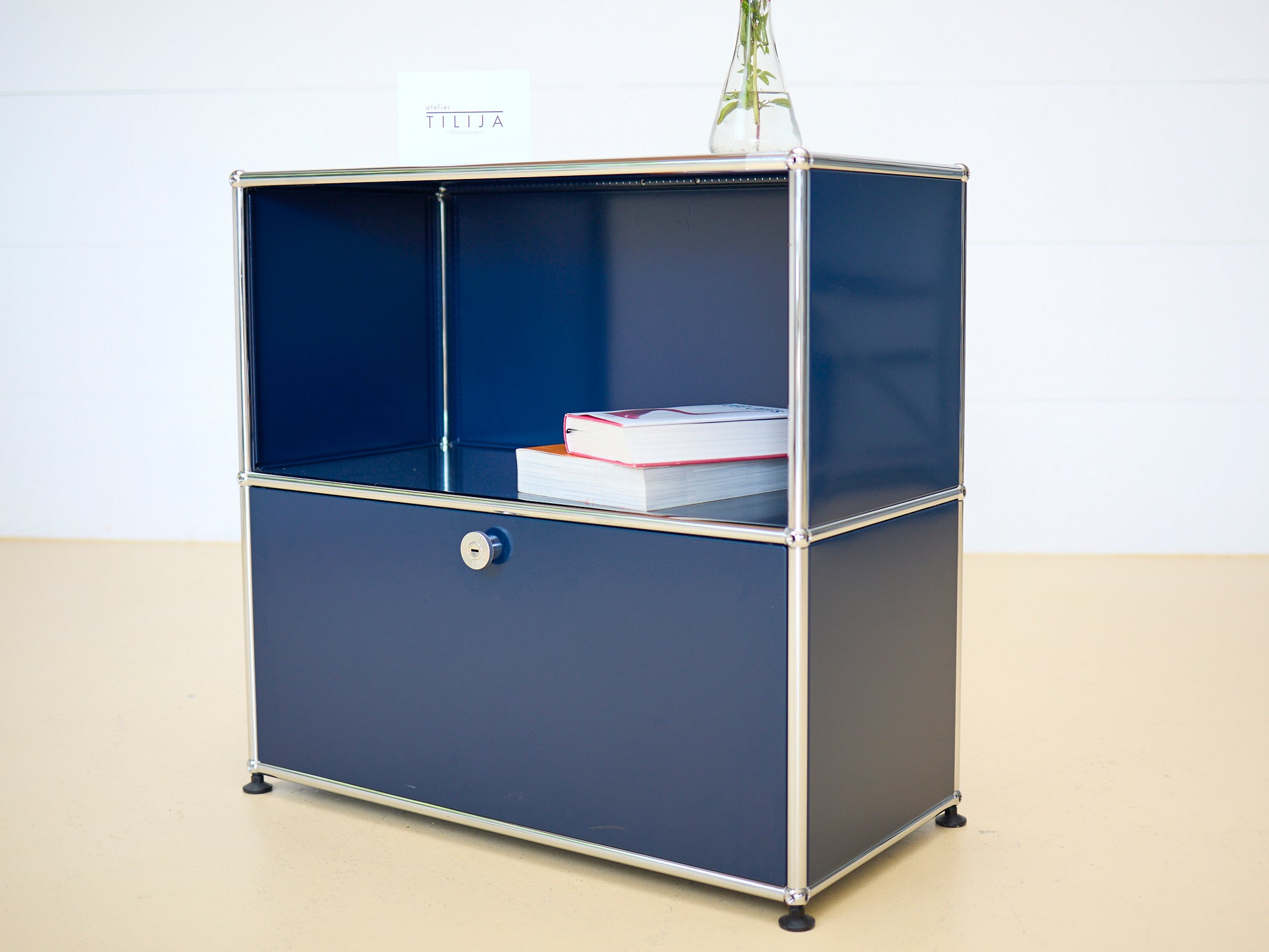 USM Haller Sideboard Occasion in Stahlblau mit einer Klapptüre und einem offenen Fach (oben). Modularer Schweizer Designklassiker im gepflegten Vintage-Zustand bei atelier TILIJA.