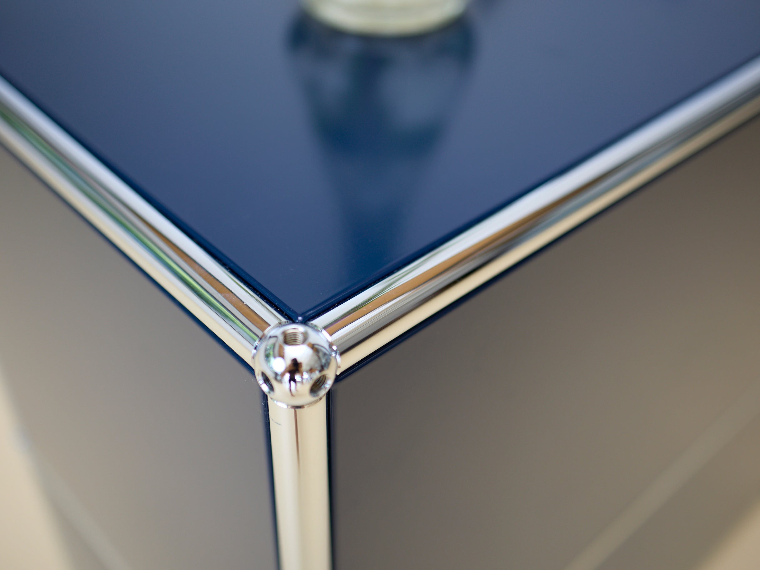 USM Haller Sideboard Occasion in Stahlblau mit einer Klapptüre und einem offenen Fach (oben). Modularer Schweizer Designklassiker im gepflegten Vintage-Zustand bei atelier TILIJA.