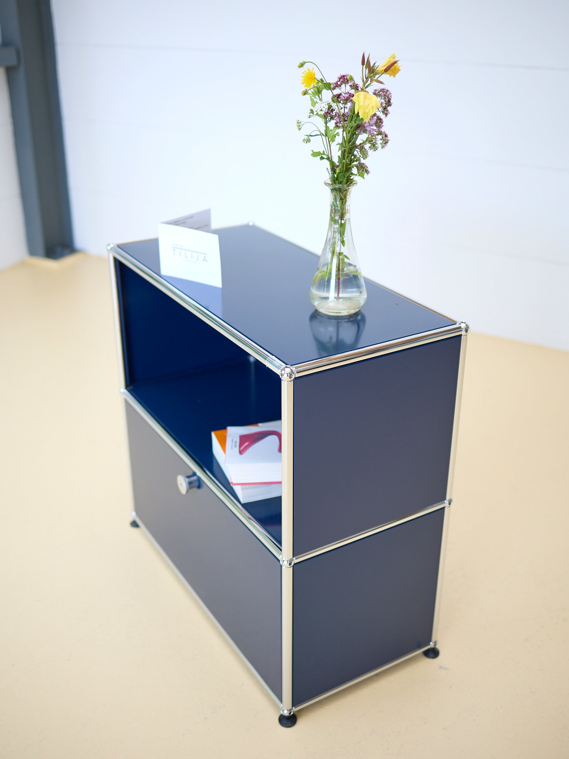 USM Haller Sideboard Occasion in Stahlblau mit einer Klapptüre und einem offenen Fach (oben). Modularer Schweizer Designklassiker im gepflegten Vintage-Zustand bei atelier TILIJA.