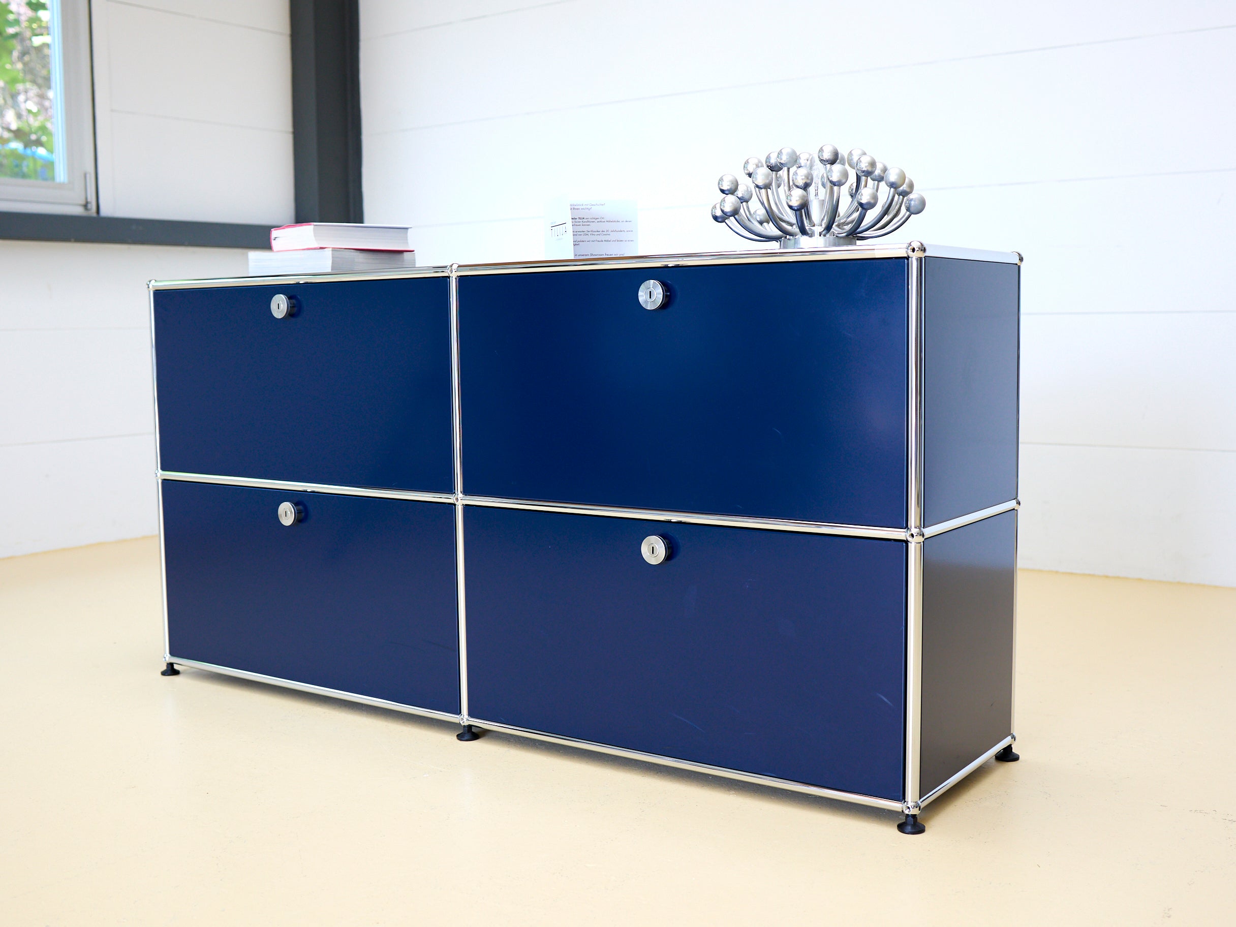 USM Haller Sideboard Occasion in Stahlblau mit zwei Klapptüren (oben) und zwei Schubladen (unten). Modularer Schweizer Designklassiker im gepflegten Vintage-Zustand bei atelier TILIJA.