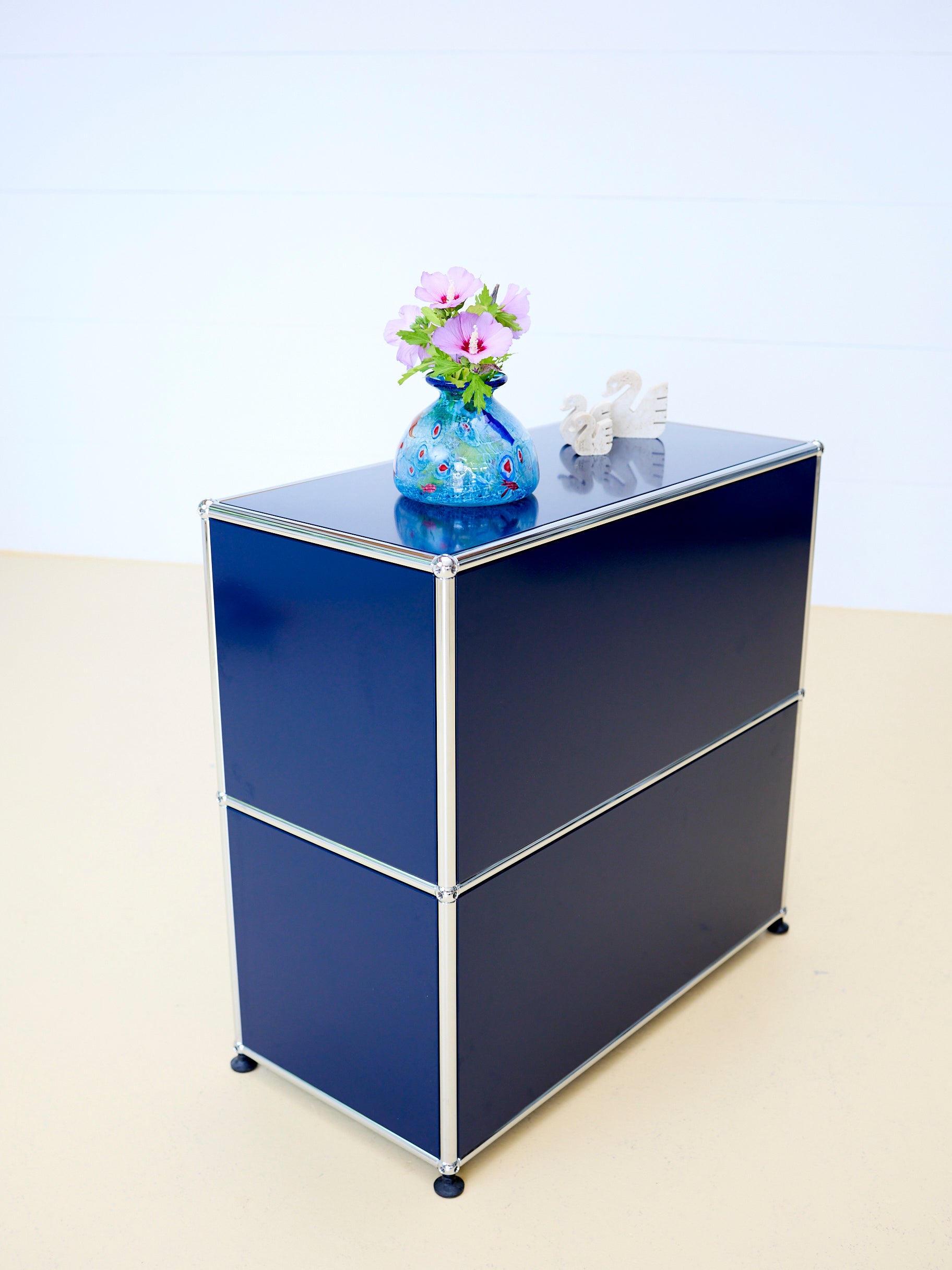 USM Haller Sideboard Occasion in Stahlblau mit einer Klapptüre und einem offenen Fach (oben). Modularer Schweizer Designklassiker im gepflegten Vintage-Zustand bei atelier TILIJA.