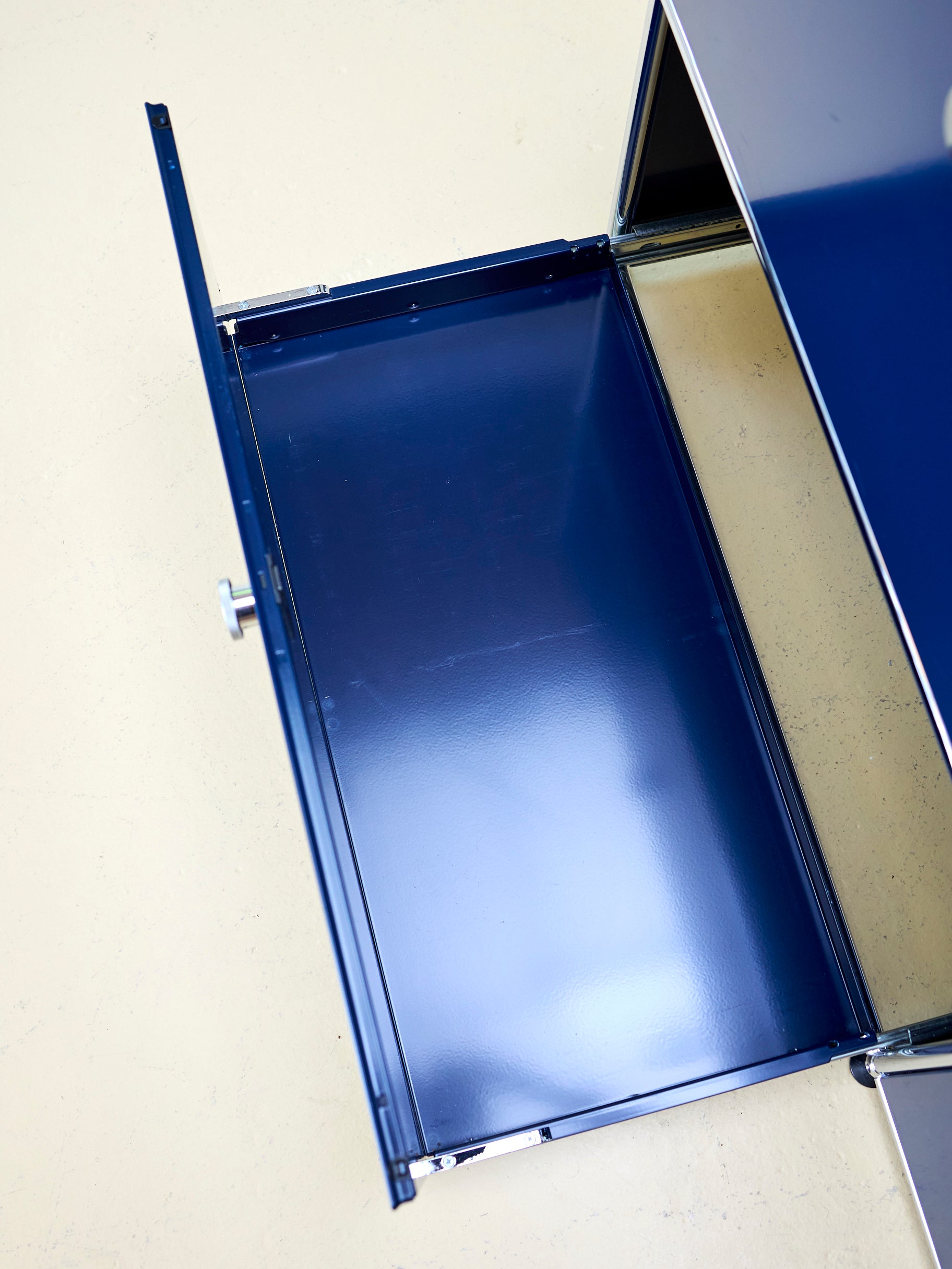 USM Haller Sideboard Occasion in Stahlblau mit zwei Klapptüren (oben) und zwei Schubladen (unten). Modularer Schweizer Designklassiker im gepflegten Vintage-Zustand bei atelier TILIJA.