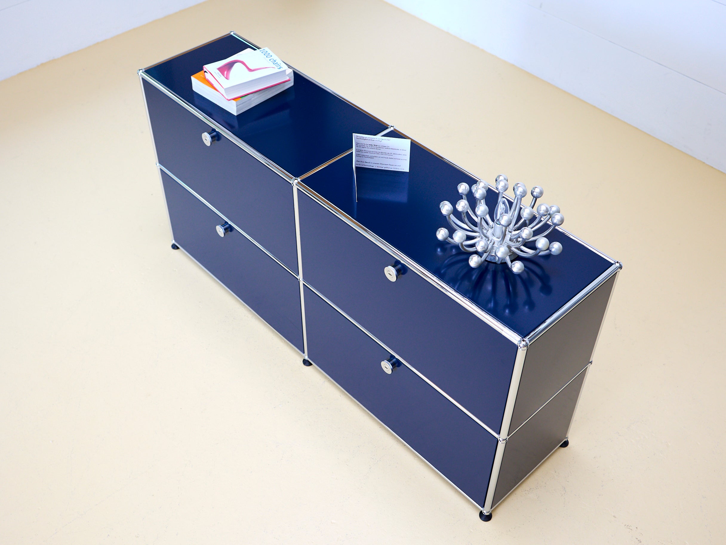USM Haller Sideboard Occasion in Stahlblau mit zwei Klapptüren (oben) und zwei Schubladen (unten). Modularer Schweizer Designklassiker im gepflegten Vintage-Zustand bei atelier TILIJA.