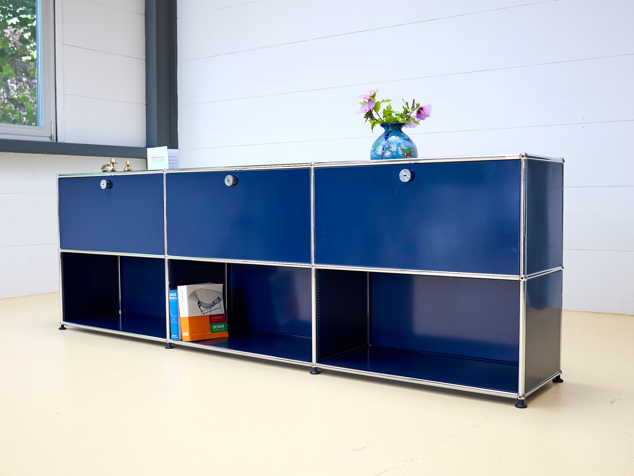 USM Haller Sideboard Occasion in Stahlblau mit drei Klapptüren und drei offenen Fächern (unten). Modularer Schweizer Designklassiker im gepflegten Vintage-Zustand bei atelier TILIJA.