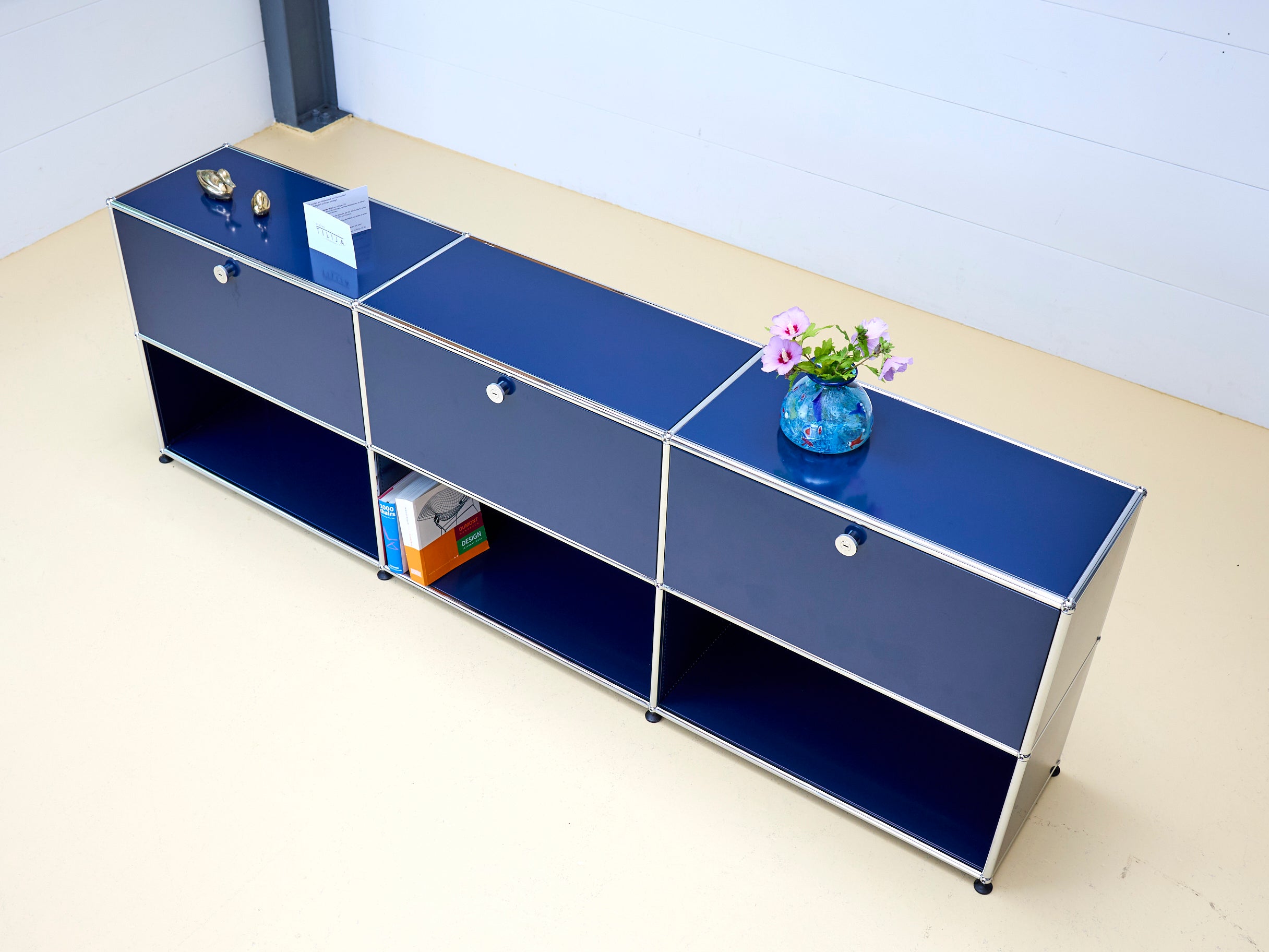 USM Haller Sideboard Occasion in Stahlblau mit drei Klapptüren und drei offenen Fächern (unten). Modularer Schweizer Designklassiker im gepflegten Vintage-Zustand bei atelier TILIJA.