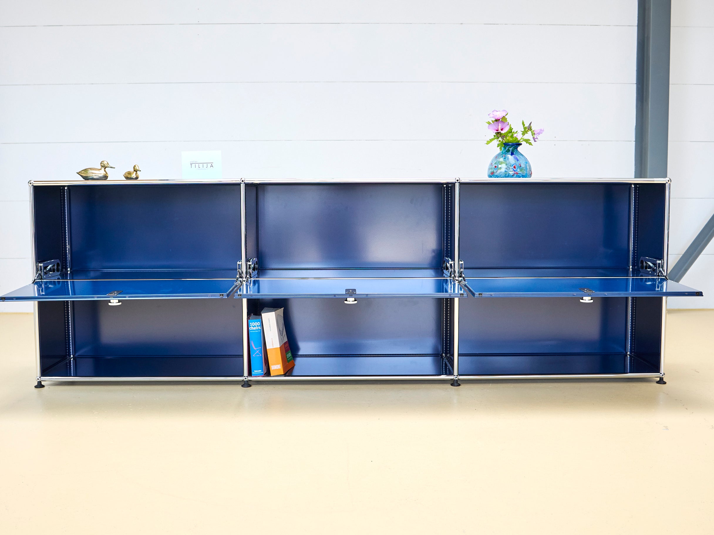 USM Haller Sideboard Occasion in Stahlblau mit drei Klapptüren und drei offenen Fächern (unten). Modularer Schweizer Designklassiker im gepflegten Vintage-Zustand bei atelier TILIJA.