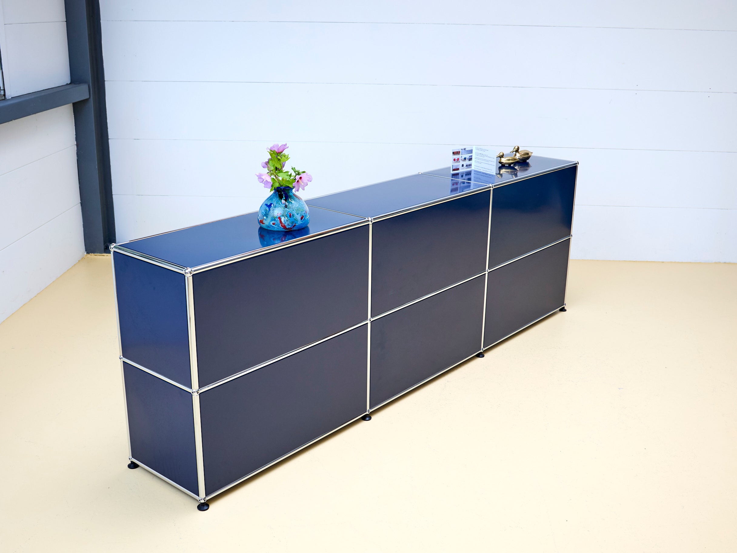 USM Haller Sideboard Occasion in Stahlblau mit drei Klapptüren und drei offenen Fächern (unten). Modularer Schweizer Designklassiker im gepflegten Vintage-Zustand bei atelier TILIJA.