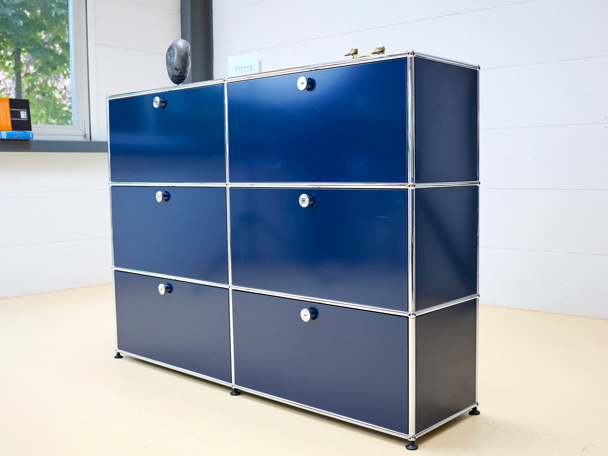 USM Haller Sideboard Occasion in Stahlblau mit vier Klapptüren und zwei Schubladen (unten). Modularer Schweizer Designklassiker im gepflegten Vintage-Zustand bei atelier TILIJA.