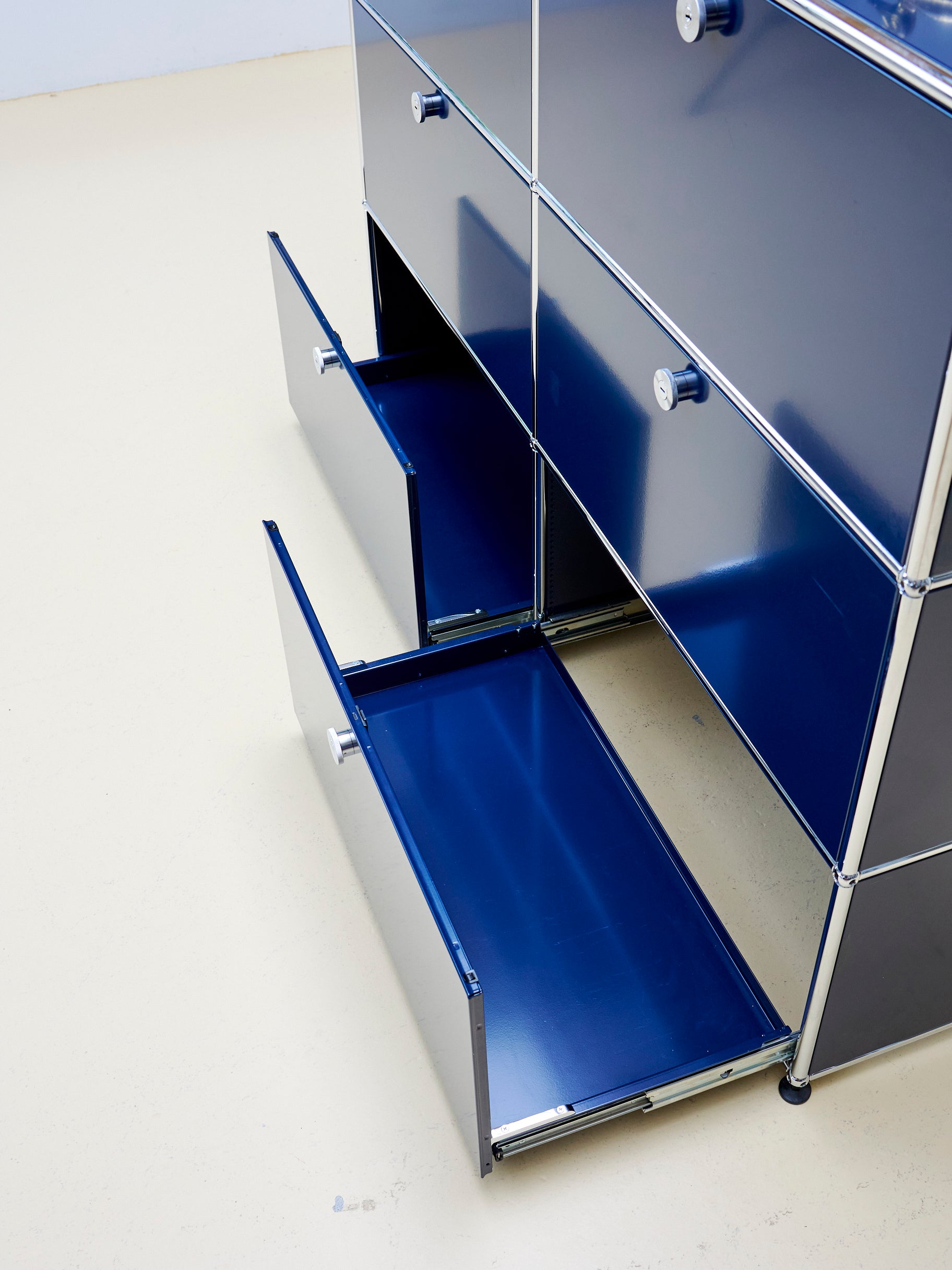 USM Haller Sideboard Occasion in Stahlblau mit vier Klapptüren und zwei Schubladen (unten). Modularer Schweizer Designklassiker im gepflegten Vintage-Zustand bei atelier TILIJA.