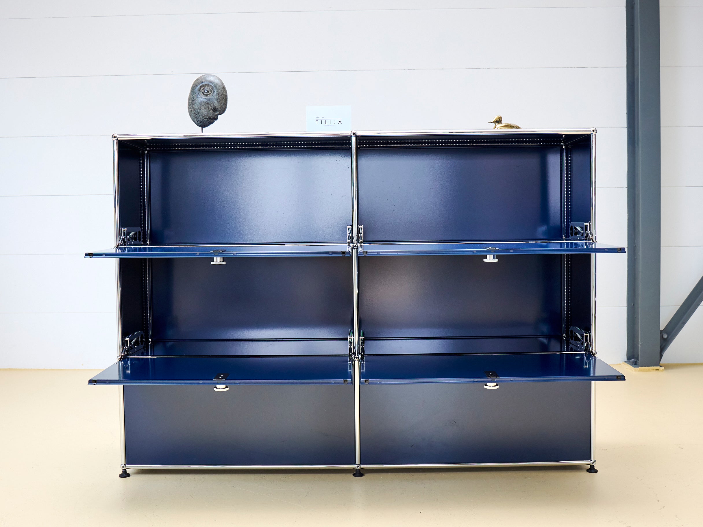 USM Haller Sideboard Occasion in Stahlblau mit vier Klapptüren und zwei Schubladen (unten). Modularer Schweizer Designklassiker im gepflegten Vintage-Zustand bei atelier TILIJA.