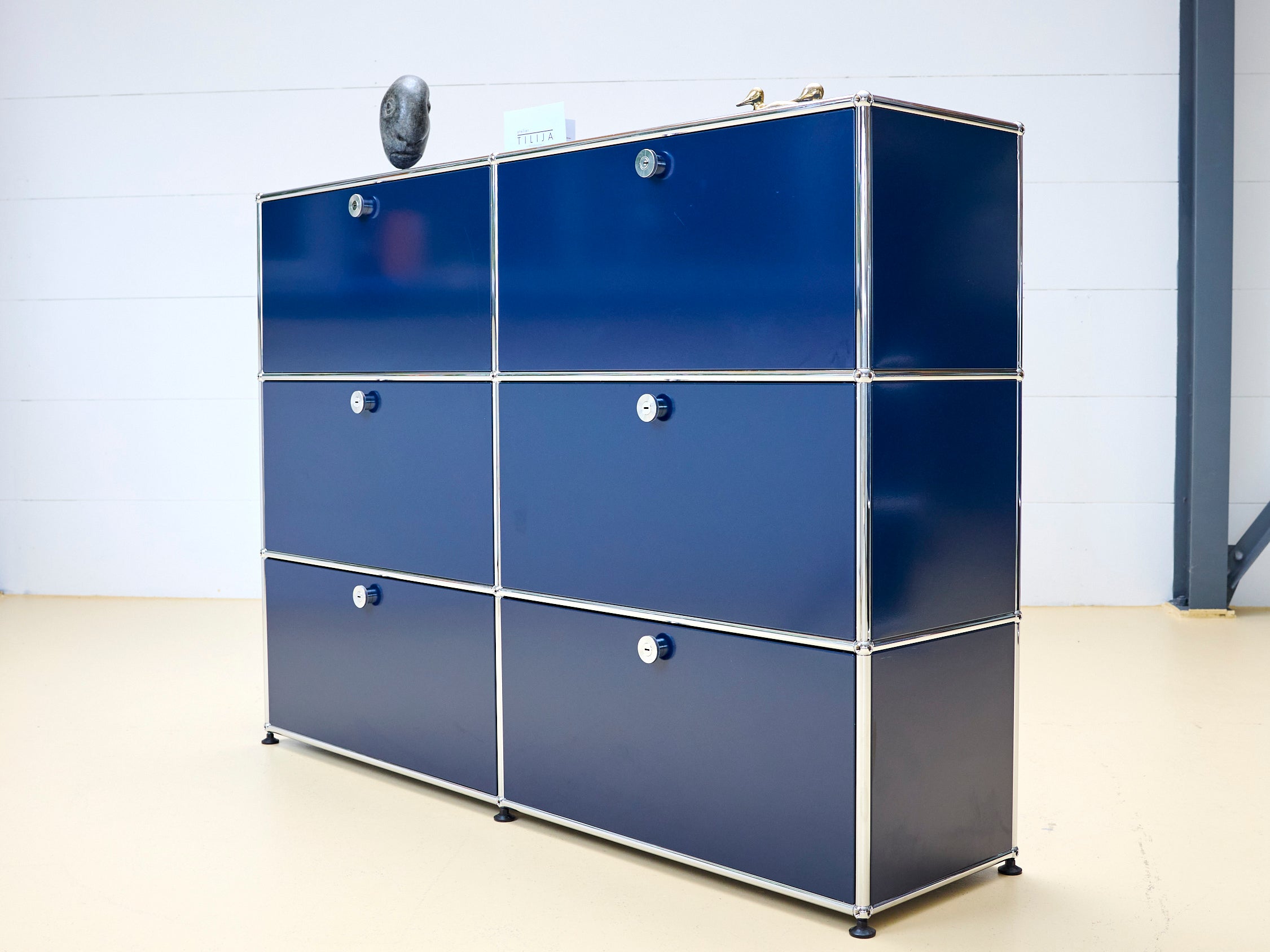 USM Haller Sideboard Occasion in Stahlblau mit vier Klapptüren und zwei Schubladen (unten). Modularer Schweizer Designklassiker im gepflegten Vintage-Zustand bei atelier TILIJA.