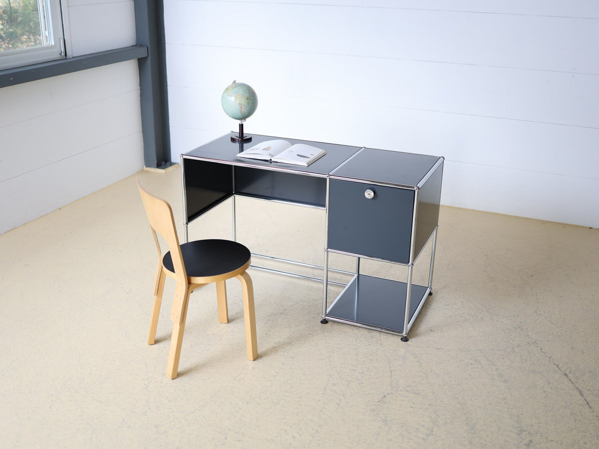 Detailansicht USM Haller Kugelknotenverbinder verchromt – Schreibtisch B21 Anthrazitgrau