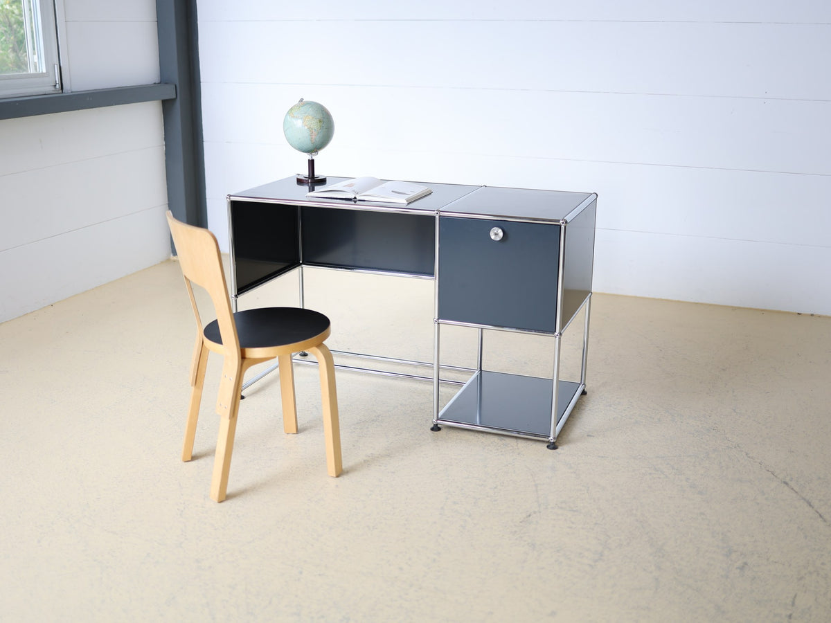 USM Haller Schreibtisch B21 Frontansicht – asymmetrische Konfiguration, offenes Unterfach rechts