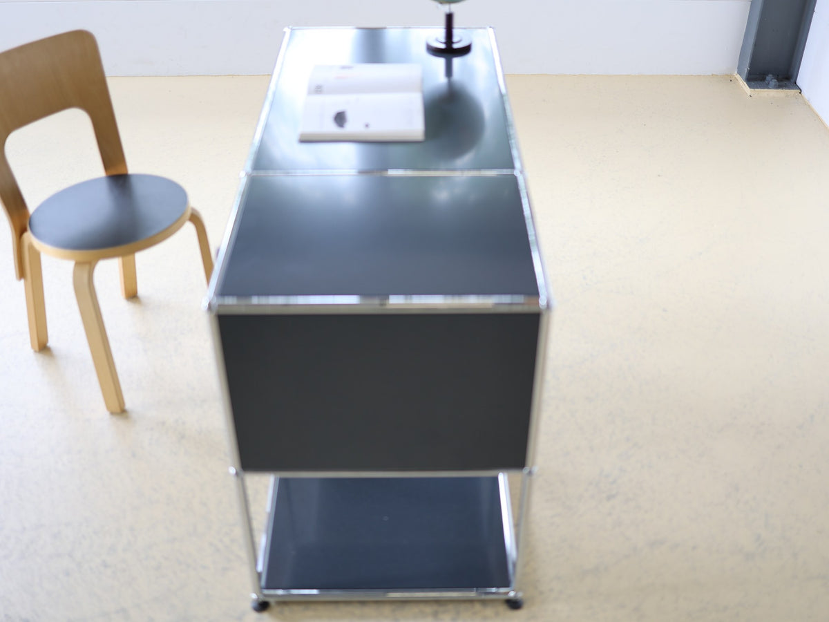 USM Haller Schreibtisch B21 Detailansicht Fuss mit einstellbarem Kunststoffgleiter