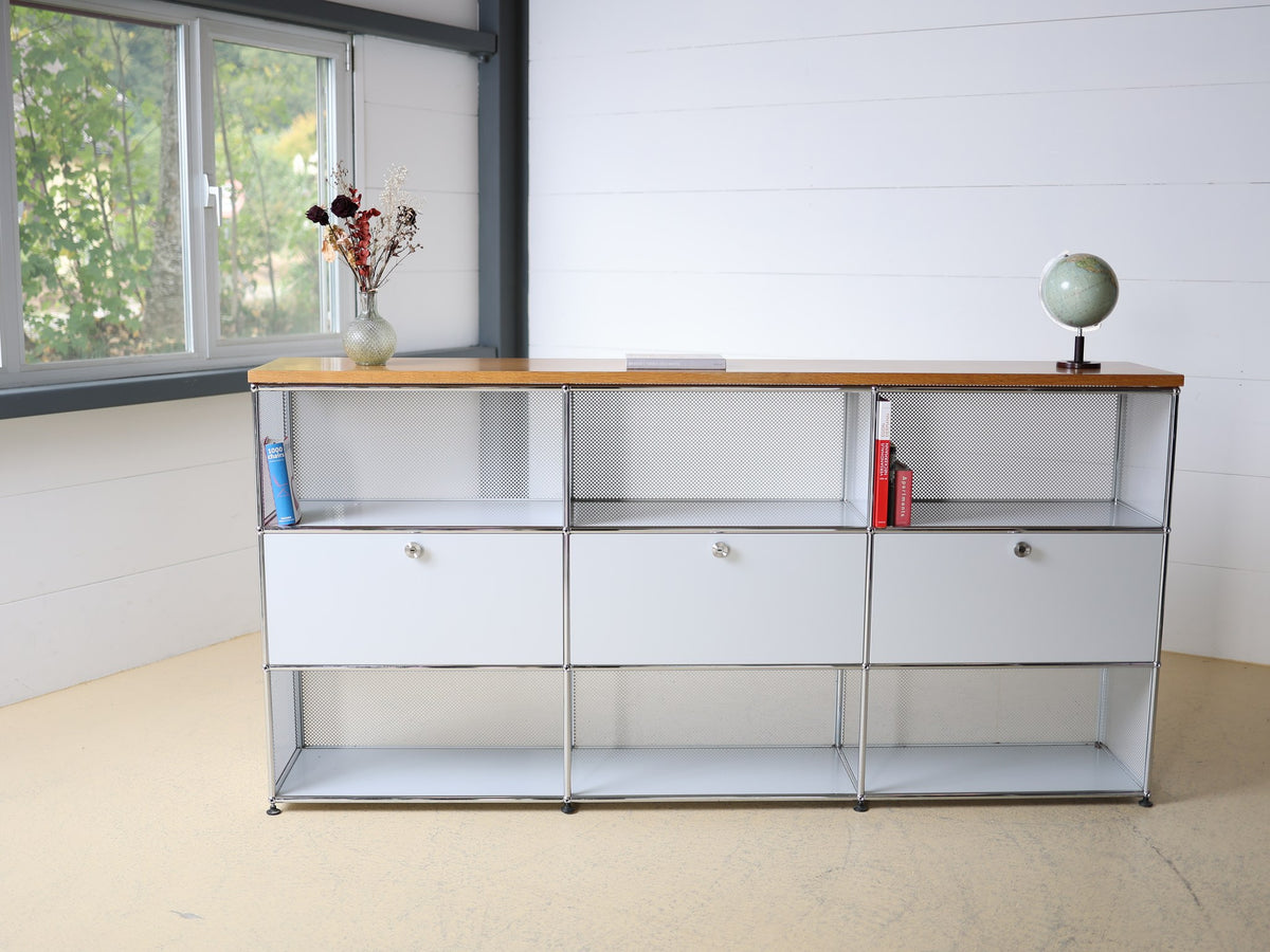 USM Haller Sideboard Lichtgrau – Unterreihe offene Fächer, verchromtes Gestell
