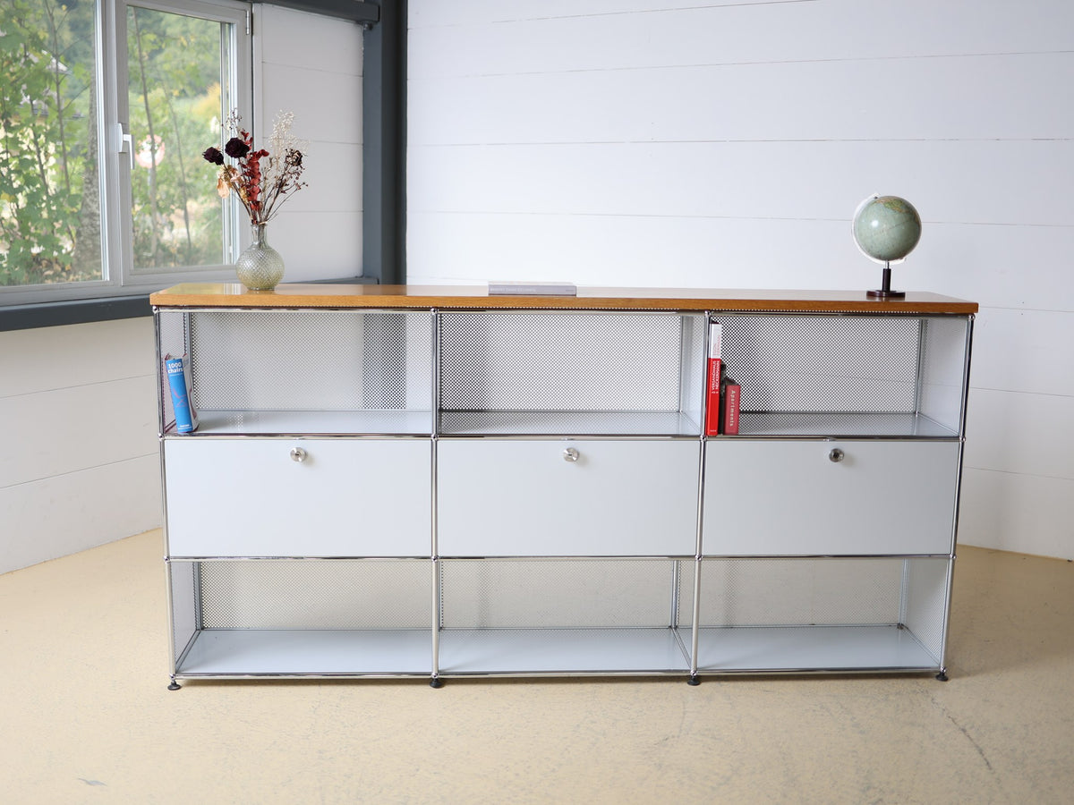 USM Haller Sideboard Lichtgrau – Schrägansicht Holzdeckplatte und Rohrgestell verchromt