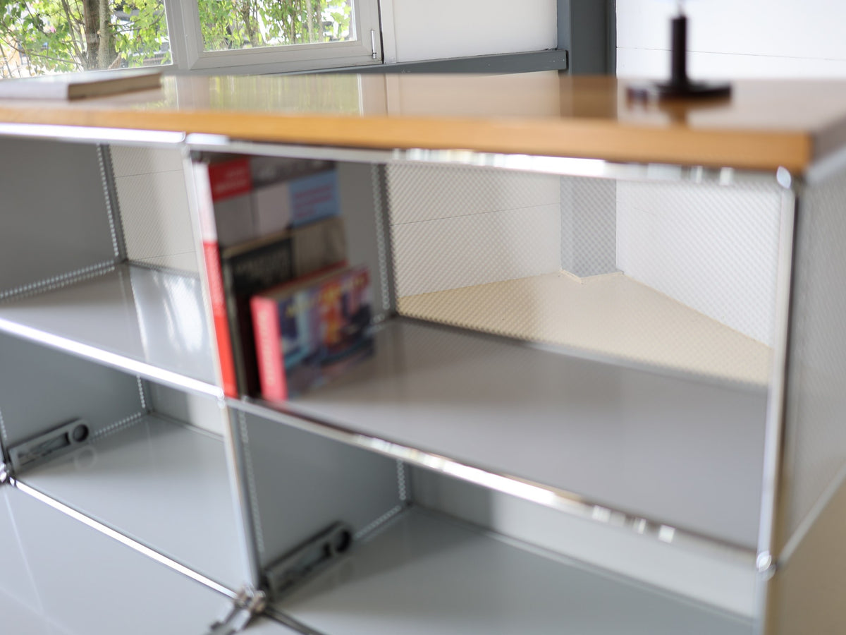 USM Haller Sideboard Lichtgrau – Klappfront mit rundem Chromknopf und Dämpferscharnier