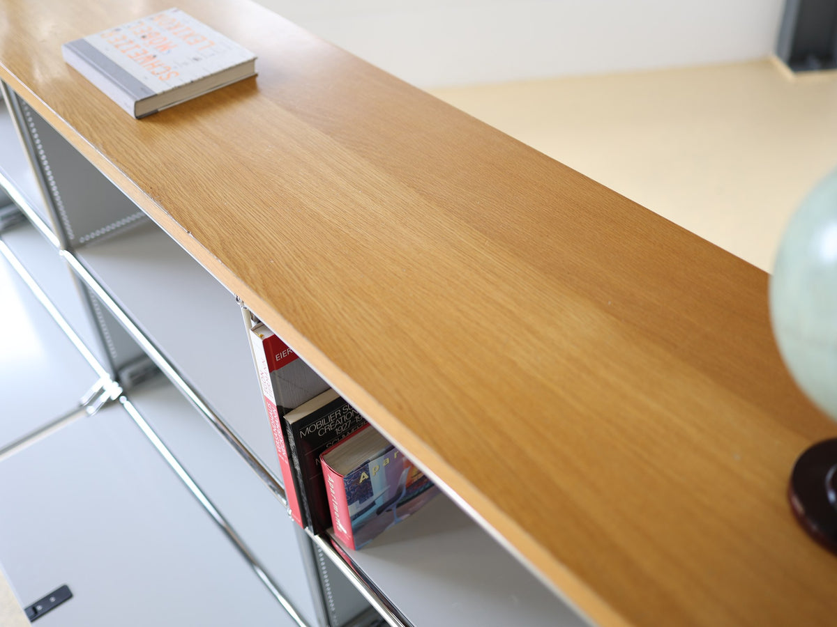 USM Haller Sideboard Lichtgrau – Detailansicht Klappfront geöffnet, Innenraum