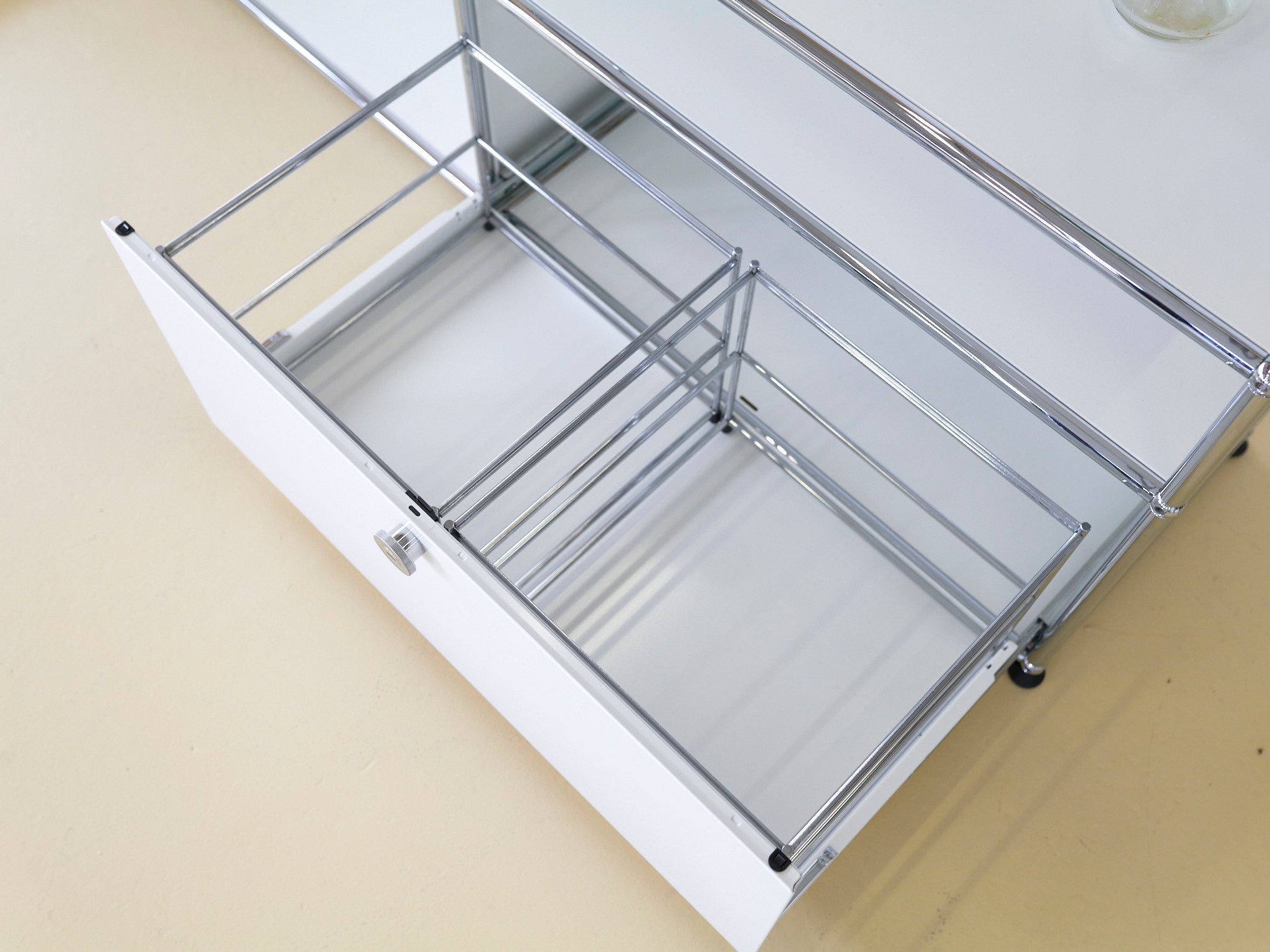 USM Haller Lowboard in Weiss 3x1. Modularer Schweizer Designklassiker im neuwertigen Secondhand-Zustand bei atelier TILIJA.