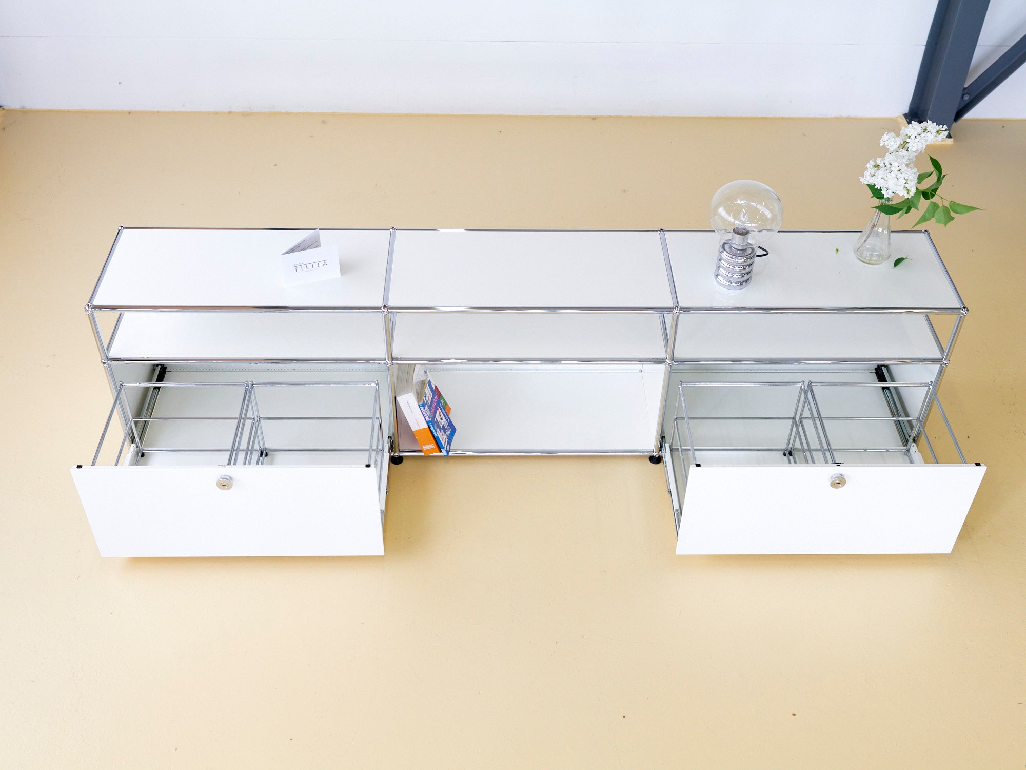 USM Haller Lowboard in Weiss 3x1. Modularer Schweizer Designklassiker im neuwertigen Secondhand-Zustand bei atelier TILIJA.