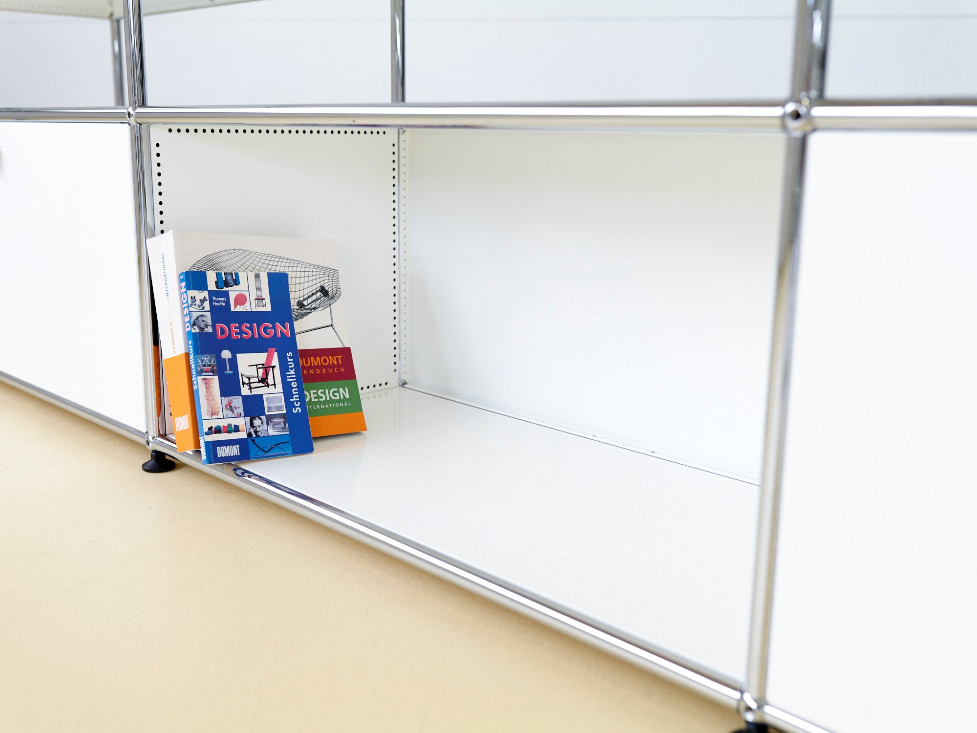 USM Haller Lowboard in Weiss 3x1. Modularer Schweizer Designklassiker im neuwertigen Secondhand-Zustand bei atelier TILIJA.