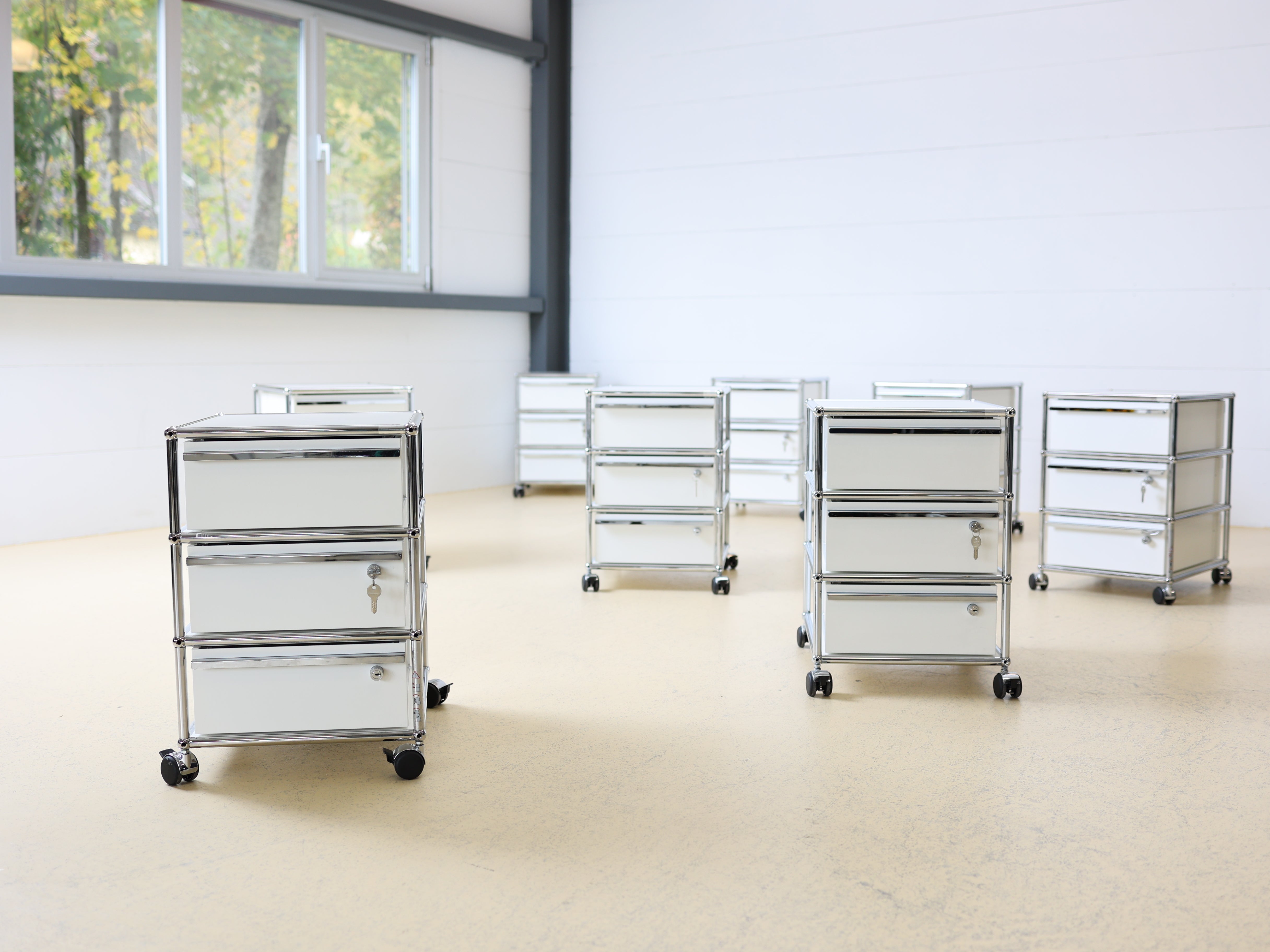 USM Haller Rollkorpus mit drei Schubladen auf Rollen in Reinweiss, Secondhand. Mobiler Bürocontainer oder Korpus als Schweizer Designklassiker bei atelier TILIJA.