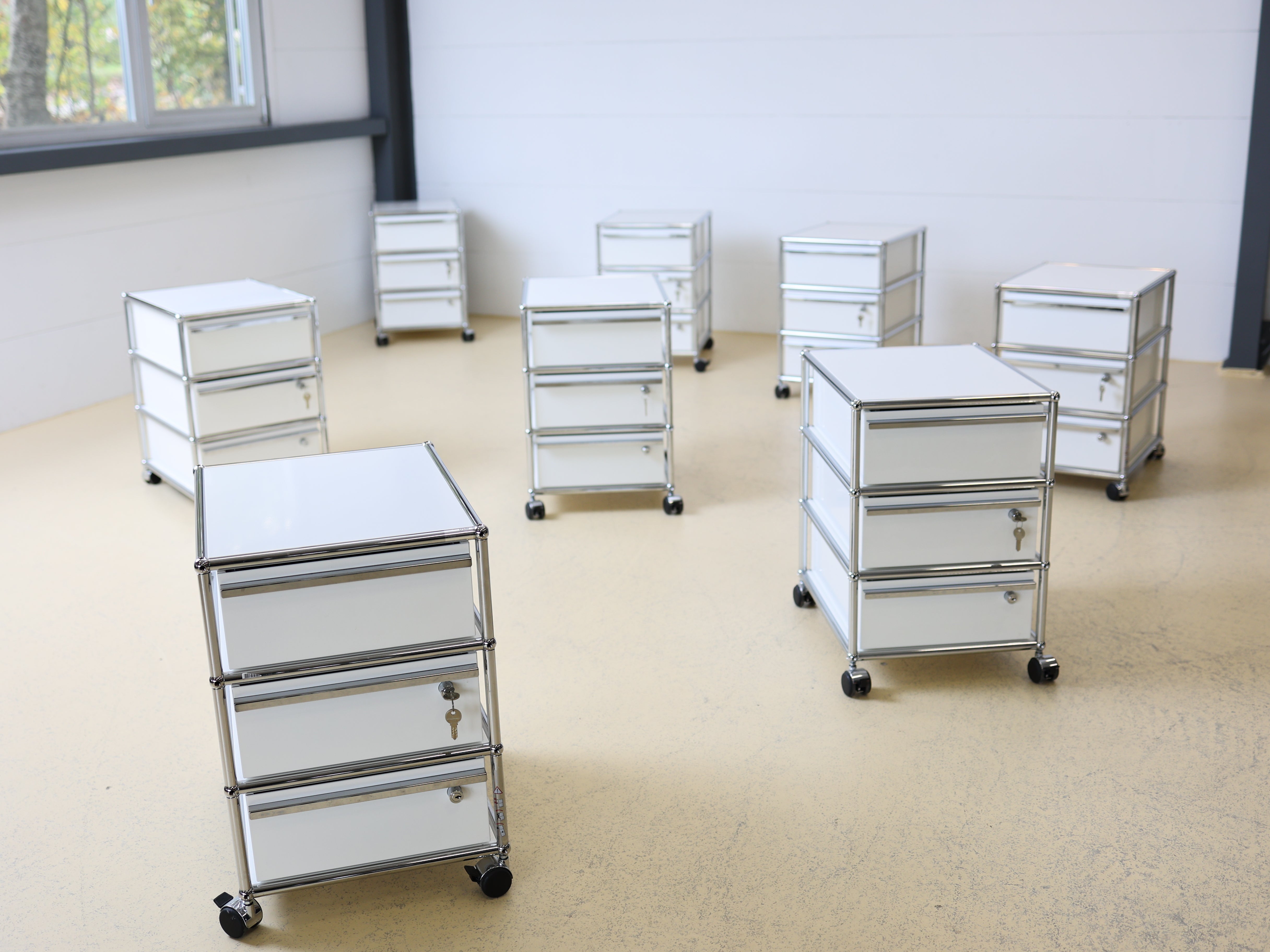 USM Haller Rollkorpus mit drei Schubladen auf Rollen in Reinweiss, Secondhand. Mobiler Bürocontainer oder Korpus als Schweizer Designklassiker bei atelier TILIJA.