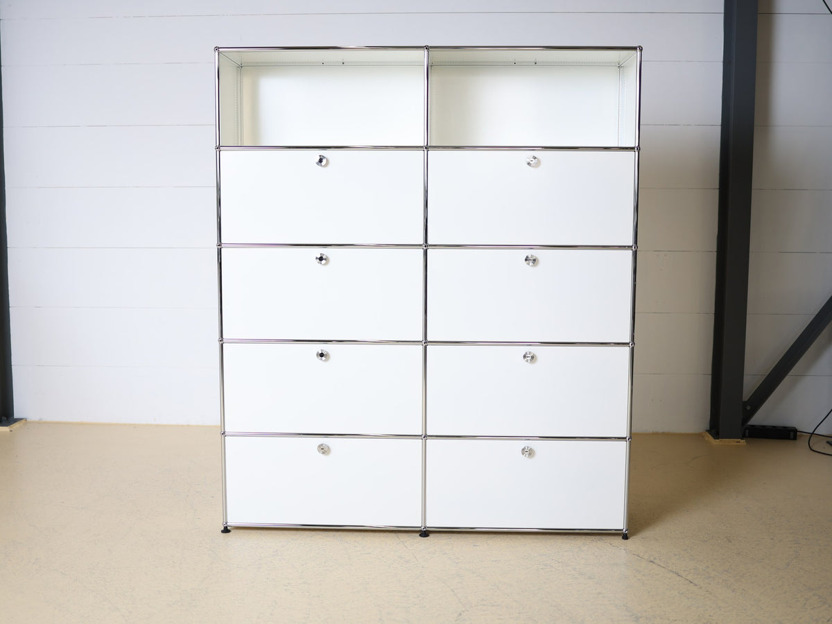 USM Haller Aktenschrank mit geöffneten Fallklappen – Einblick in die weissen Stahlfächer