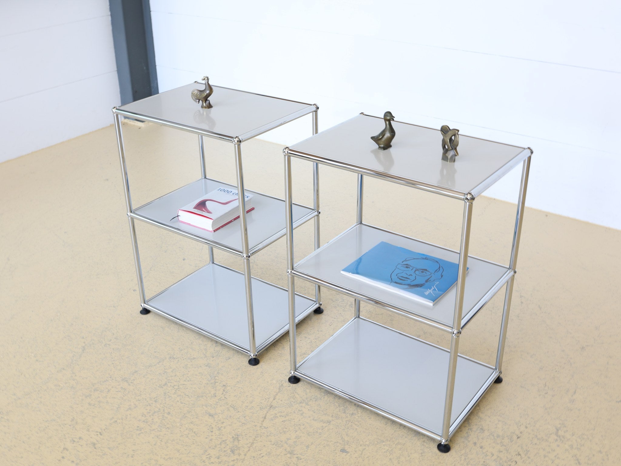 Zwei USM Haller Nachttische grau im Schlafzimmer-Ambiente Swiss Design