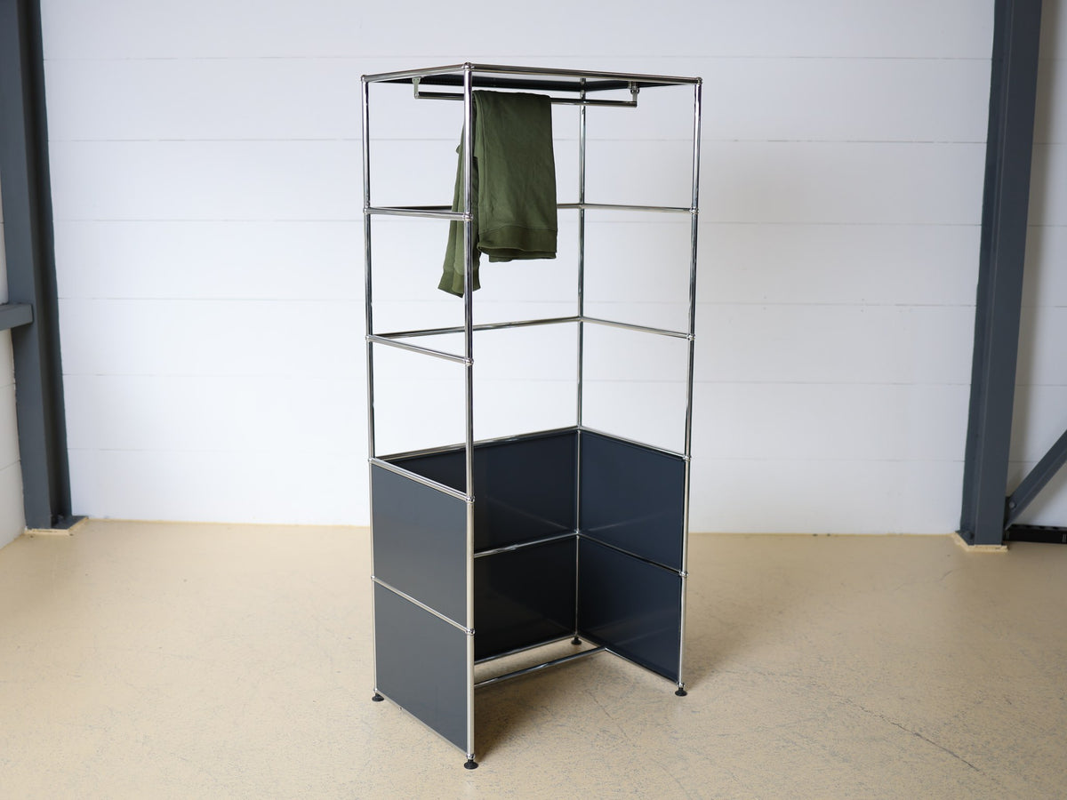 USM Haller Garderobe M Anthrazitgrau mit Kleiderstange, verchromtes Stahlgestell, Occasion, atelier TILIJA
