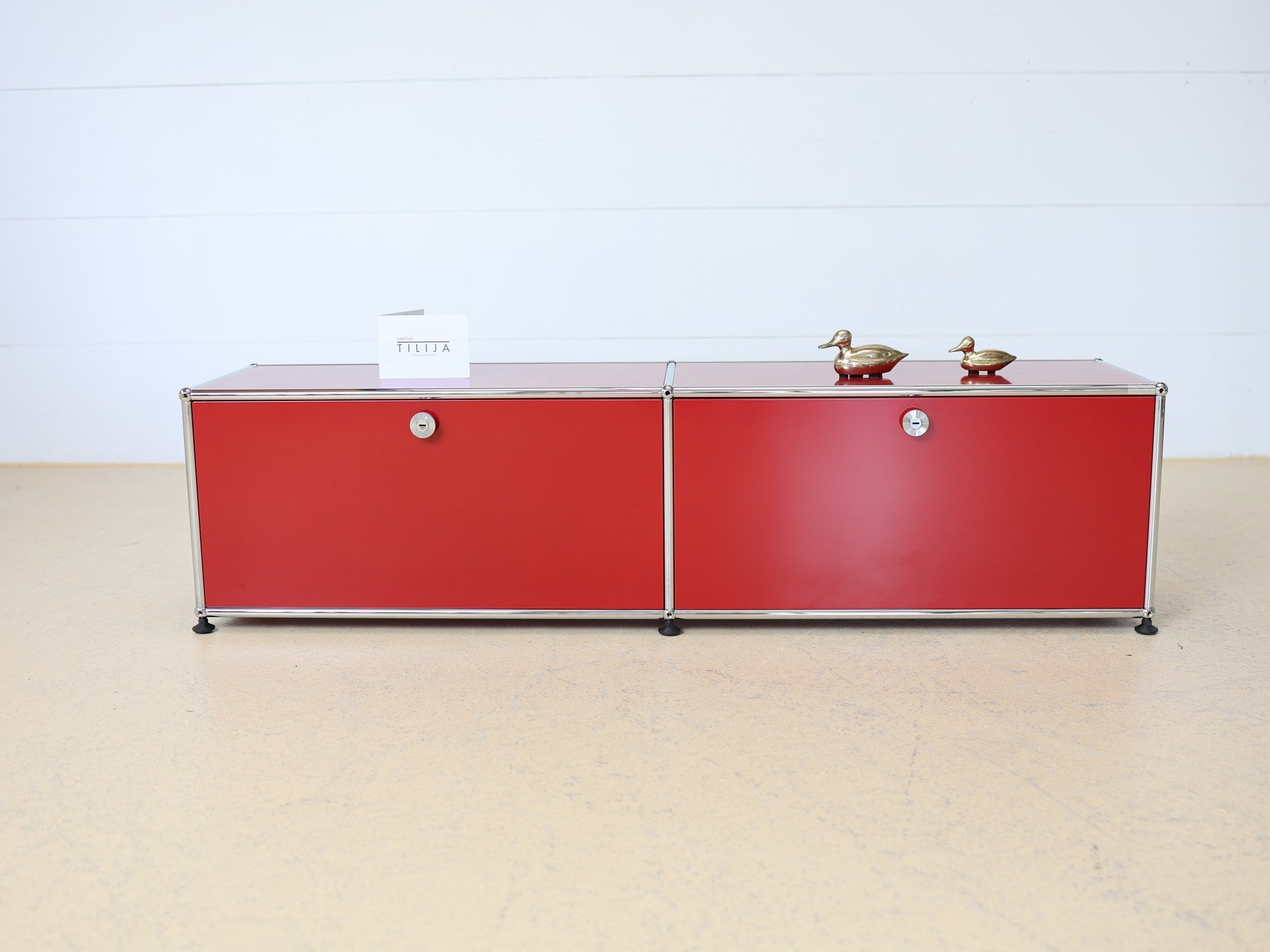 USM Haller Lowboard Rubinrot mit 2 Klapptüren frontal bei atelier TILIJA