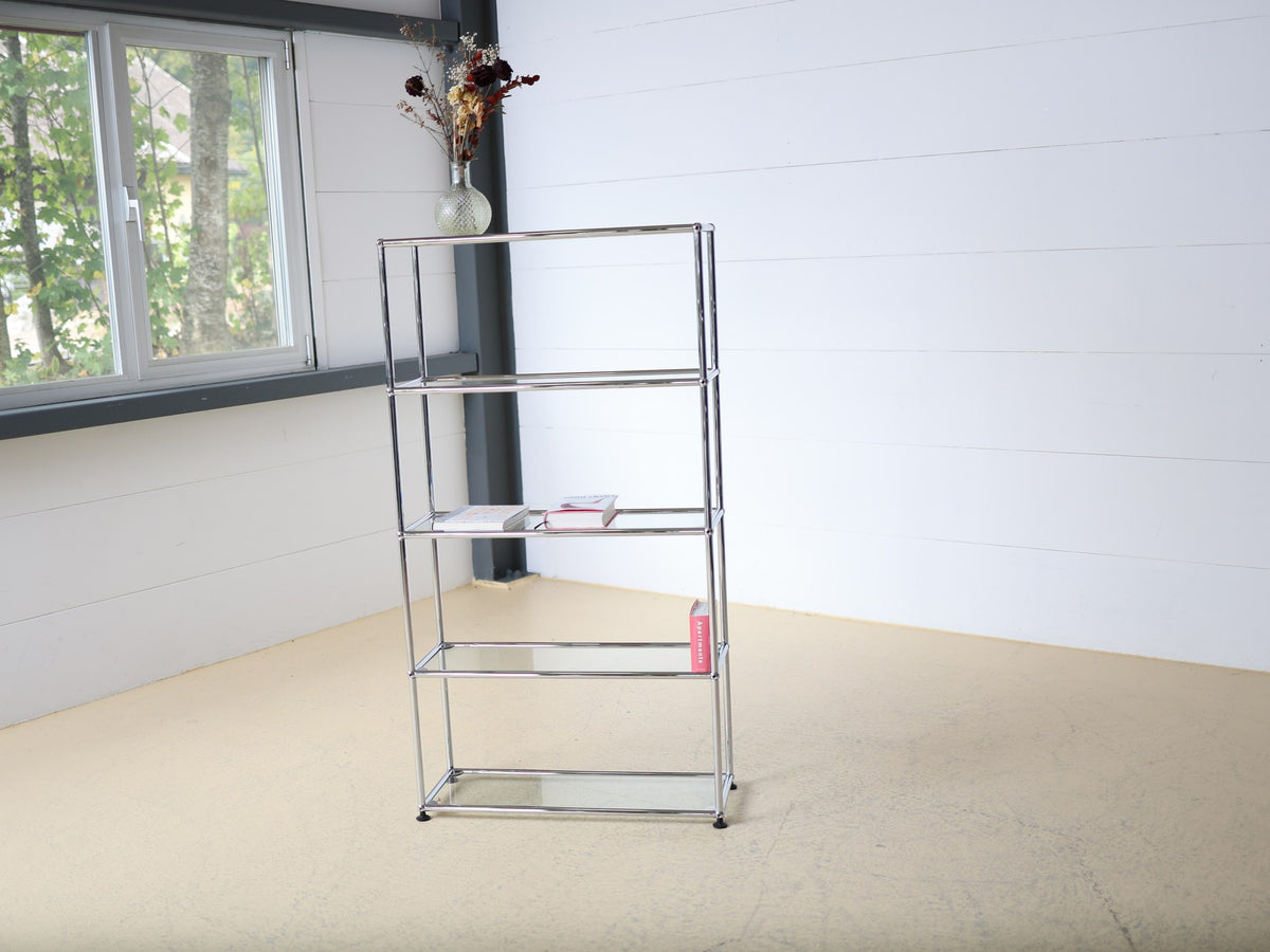 USM Haller Regal Chrom Glas, 5 offene Ebenen, schwarze Nivellierfüsse – atelier TILIJA