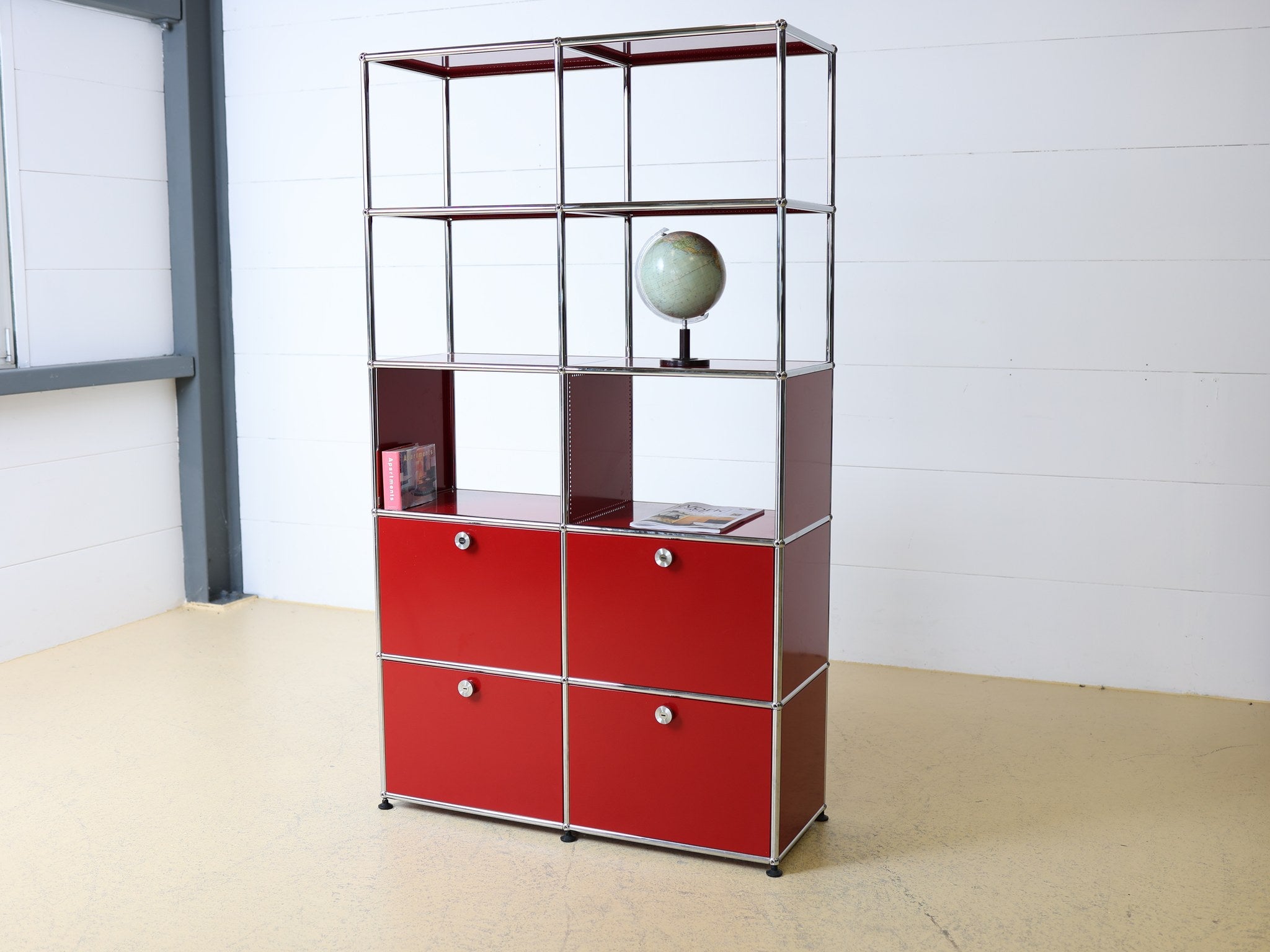 USM Haller Regal Rubinrot 2x5 mit 4 Klappen Frontalansicht
