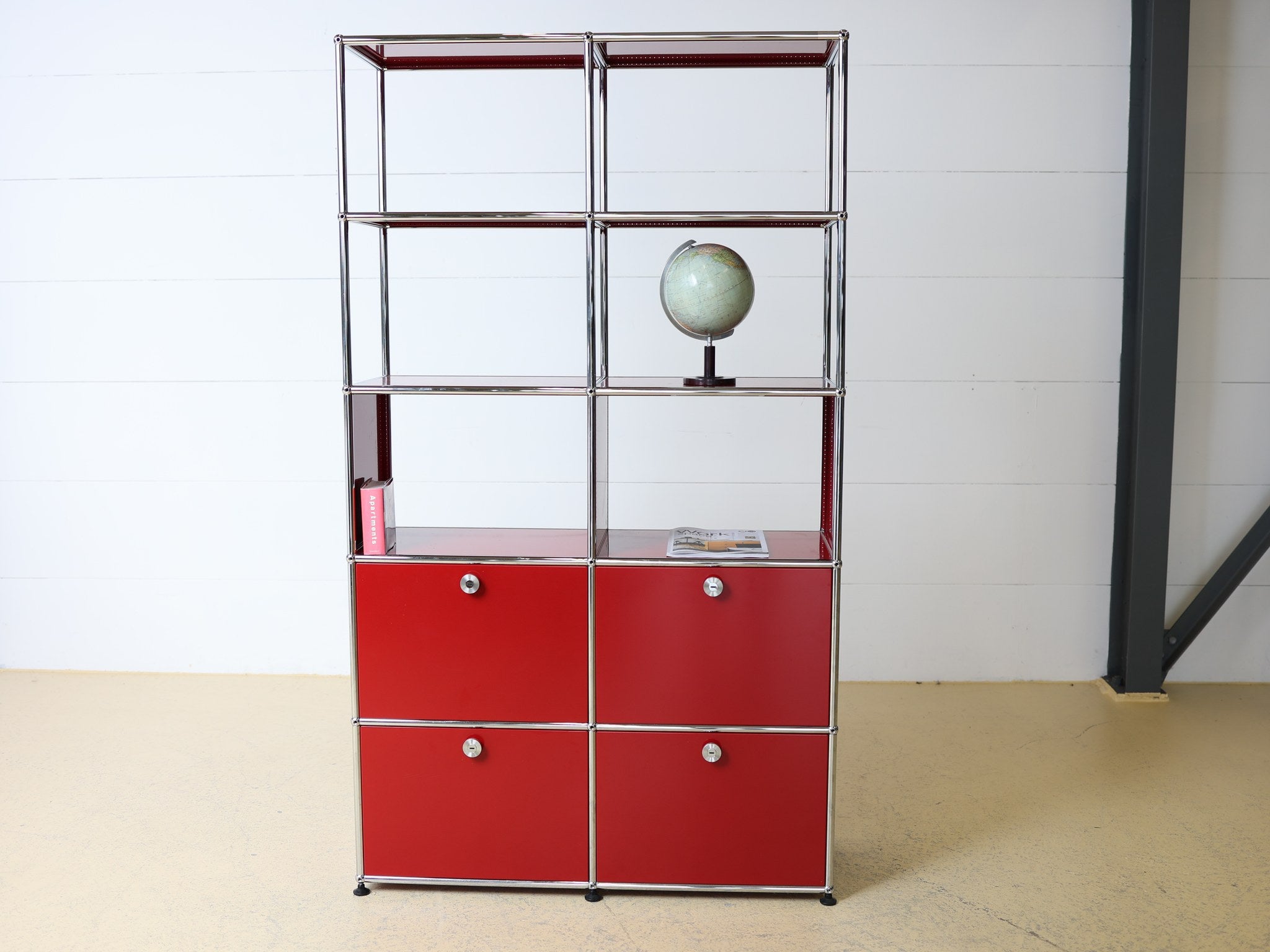USM Haller Regal Rubinrot Detailansicht Kugelverbinder verchromt