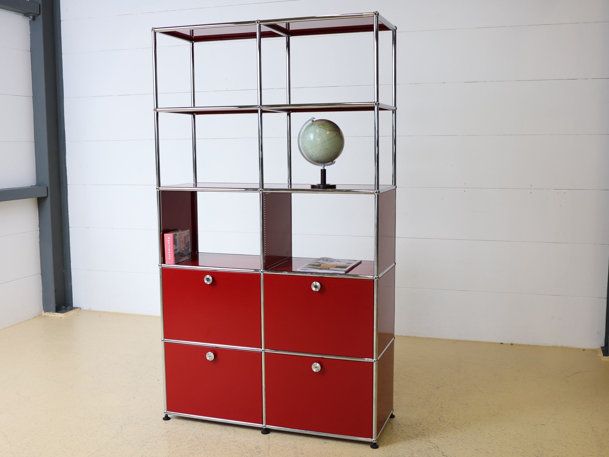 USM Haller Highboard Rubinrot offene Fächer und Klappen