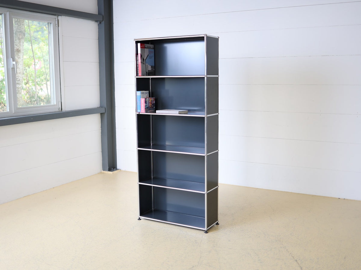 USM Haller Regal Seitenansicht – Anthrazitgrau RAL 7016, verchromtes Stahlrohrgestell