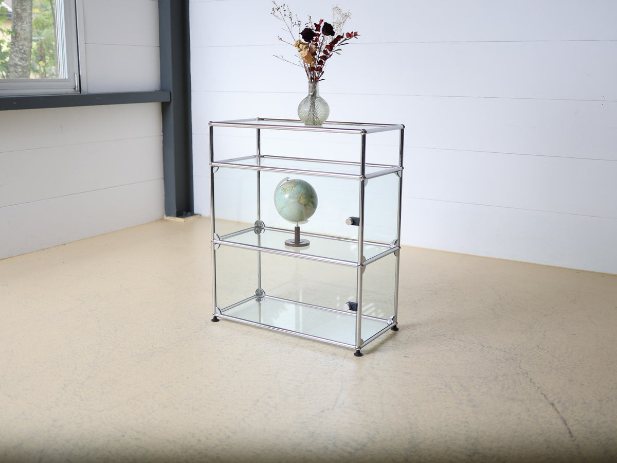 USM Haller Regal 2×3 mit Glasböden und Seitenglasscheiben in Chrom – atelier TILIJA