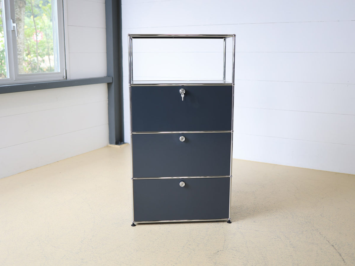 USM Haller Standcontainer Anthrazit – Klapptür mit Zylinderschloss, Detailansicht Schloss und Griff