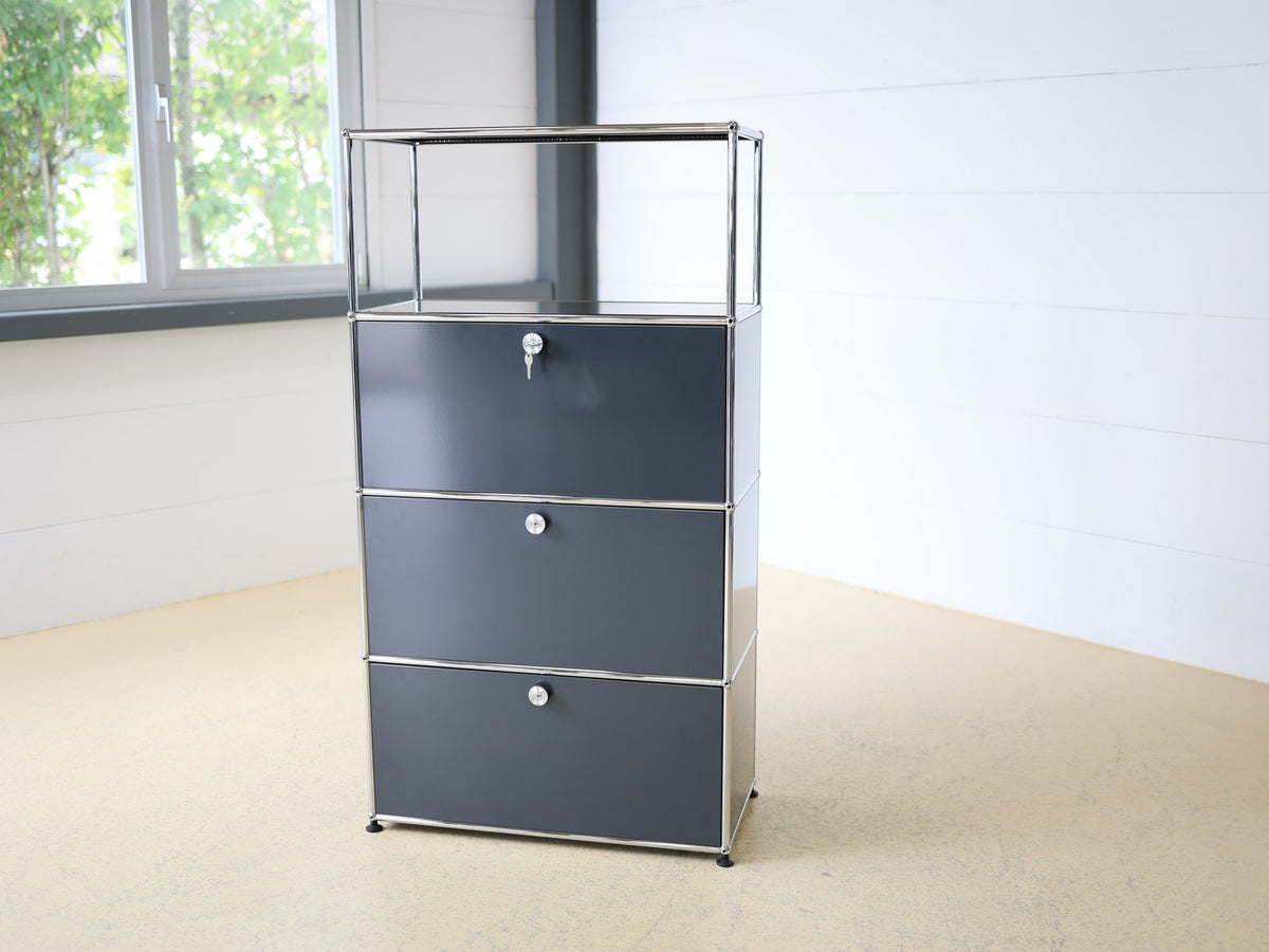 USM Haller Standcontainer – Schublade geöffnet mit verchromtem Hängeregistratur-Einsatz