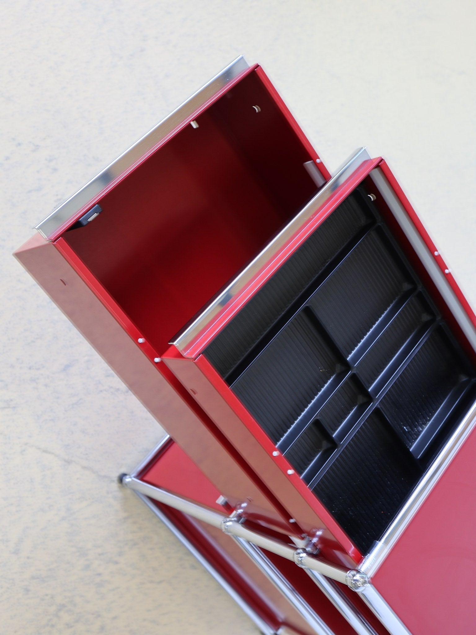 USM Haller Rollcontainer Rubinrot mit drei Schubladen und Organizer Frontansicht