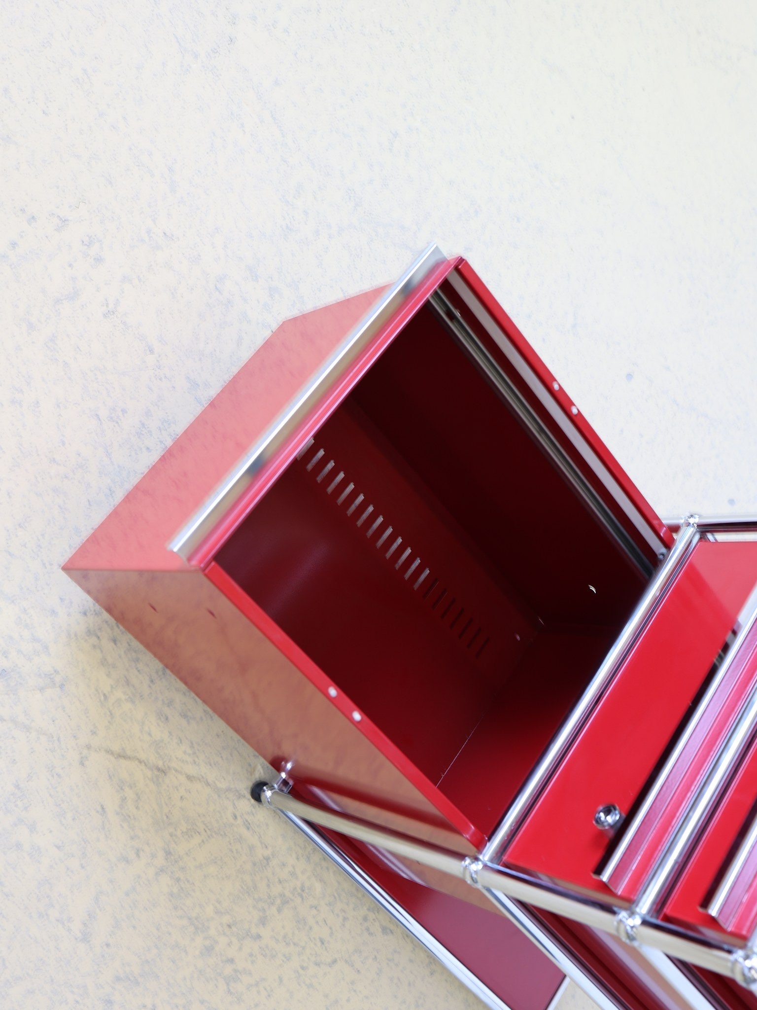 USM Haller Rollcontainer Detail verchromte Kugelverbinder und Logo