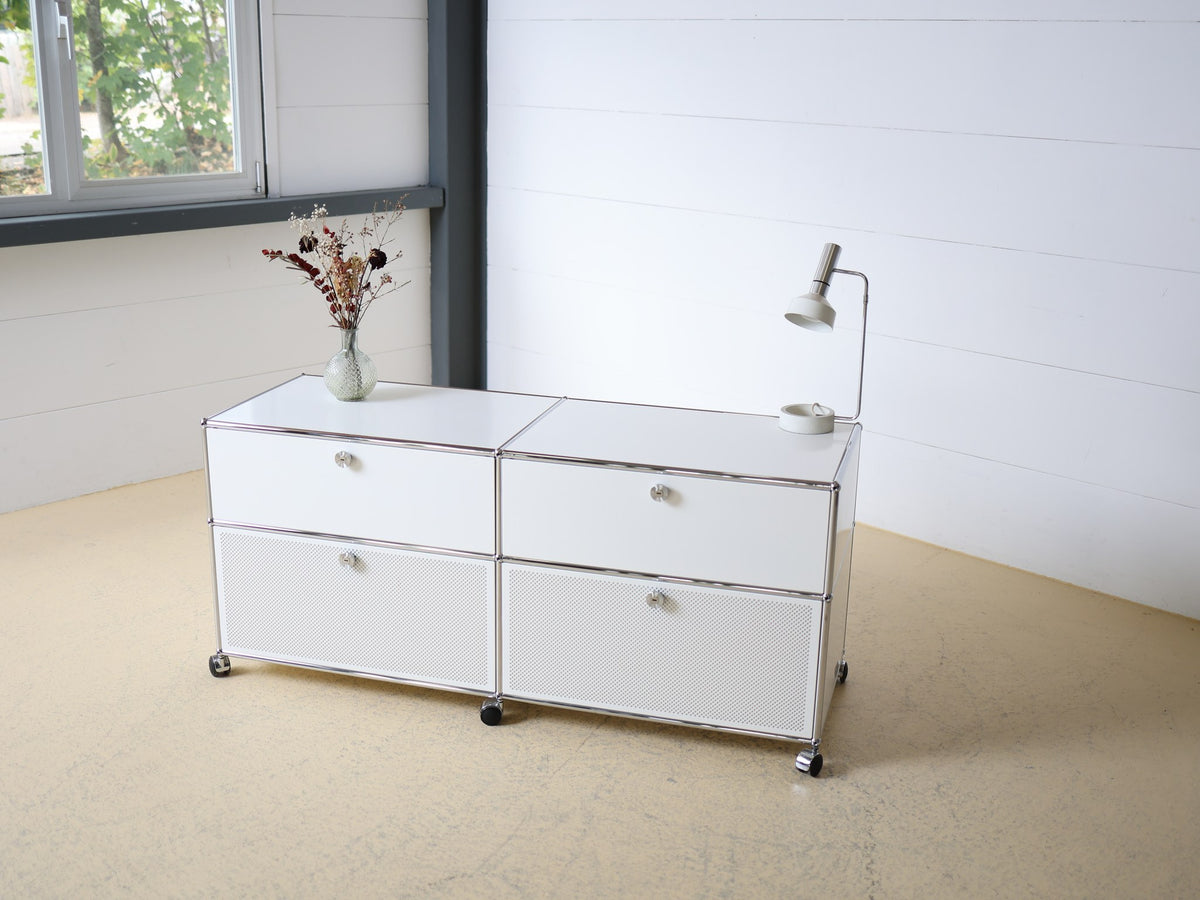 USM Haller Sideboard Reinweiss RAL 9010, 2x2, Schubladen und perforierte Klappentüren, auf Lenkrollen