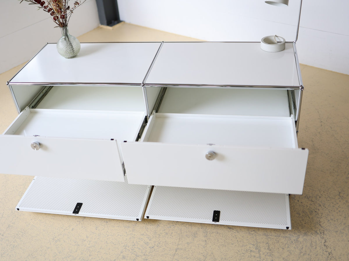 USM Haller Sideboard Rückansicht, verchromtes Gestell und weisse Rückwand
