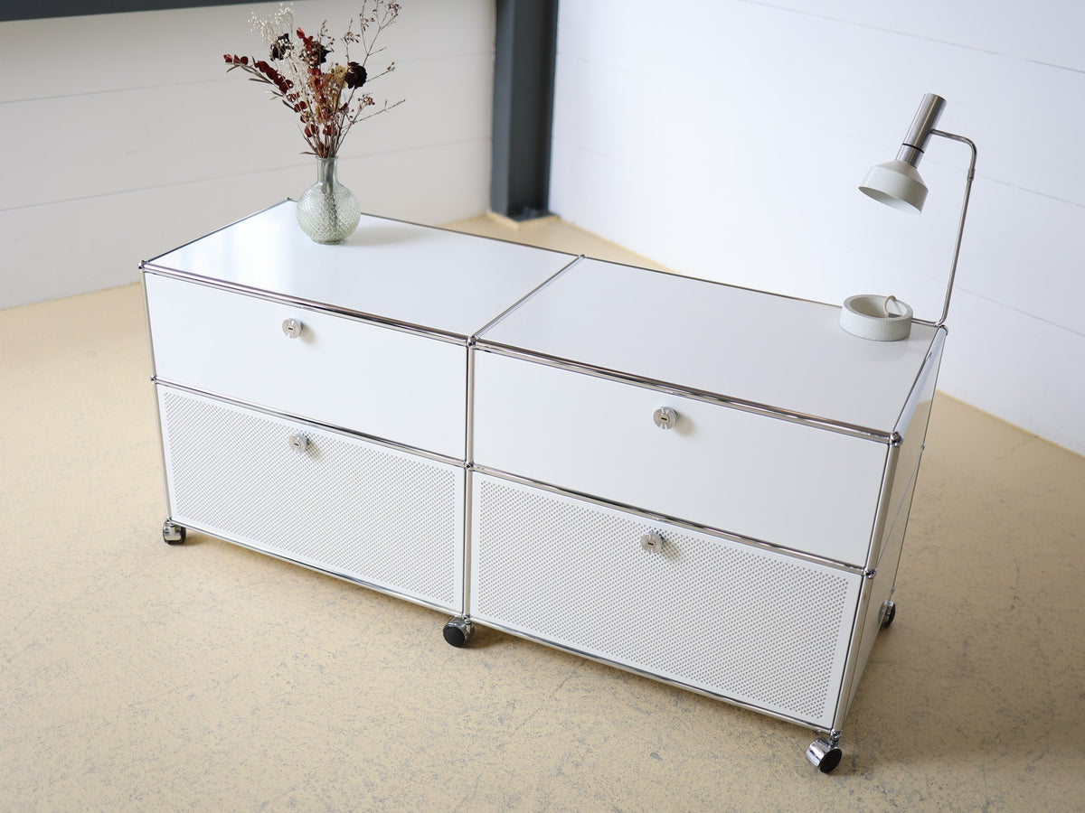 USM Haller Sideboard seitliche Ansicht: Tiefe und verchromtes Rundrohrsystem sichtbar