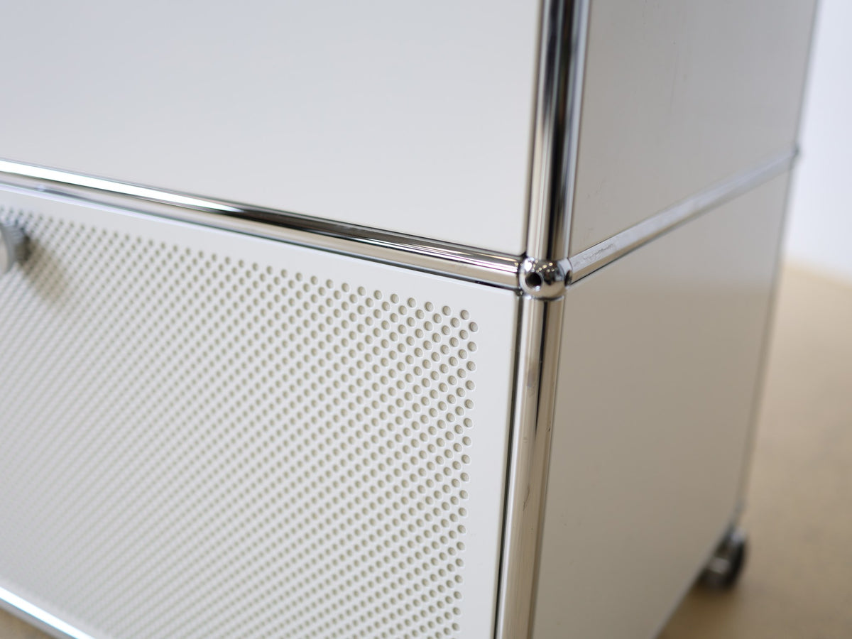 Draufsicht USM Haller Sideboard Reinweiss: zweigeteilte Deckfläche, Kugelknoten sichtbar