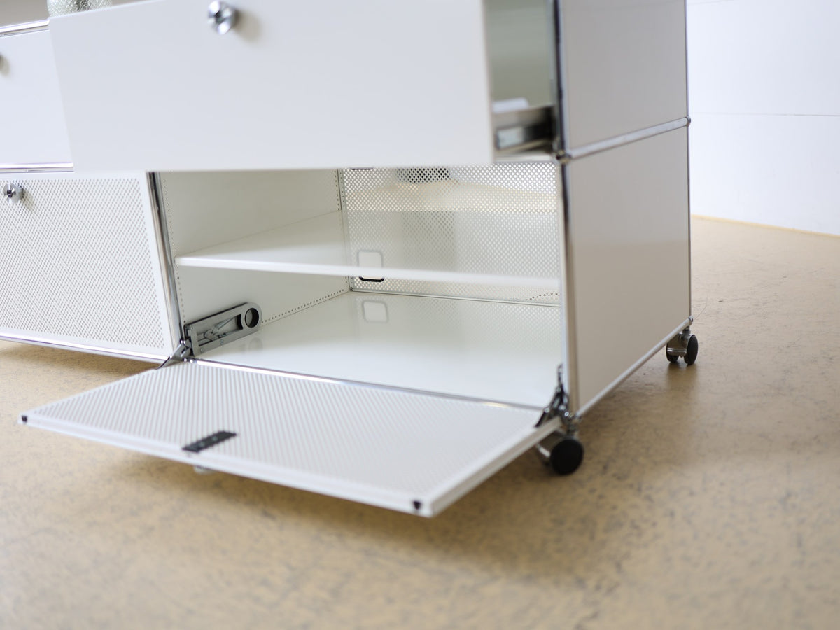 USM Haller Sideboard offen: Innenraum hinter perforierten Klappentüren