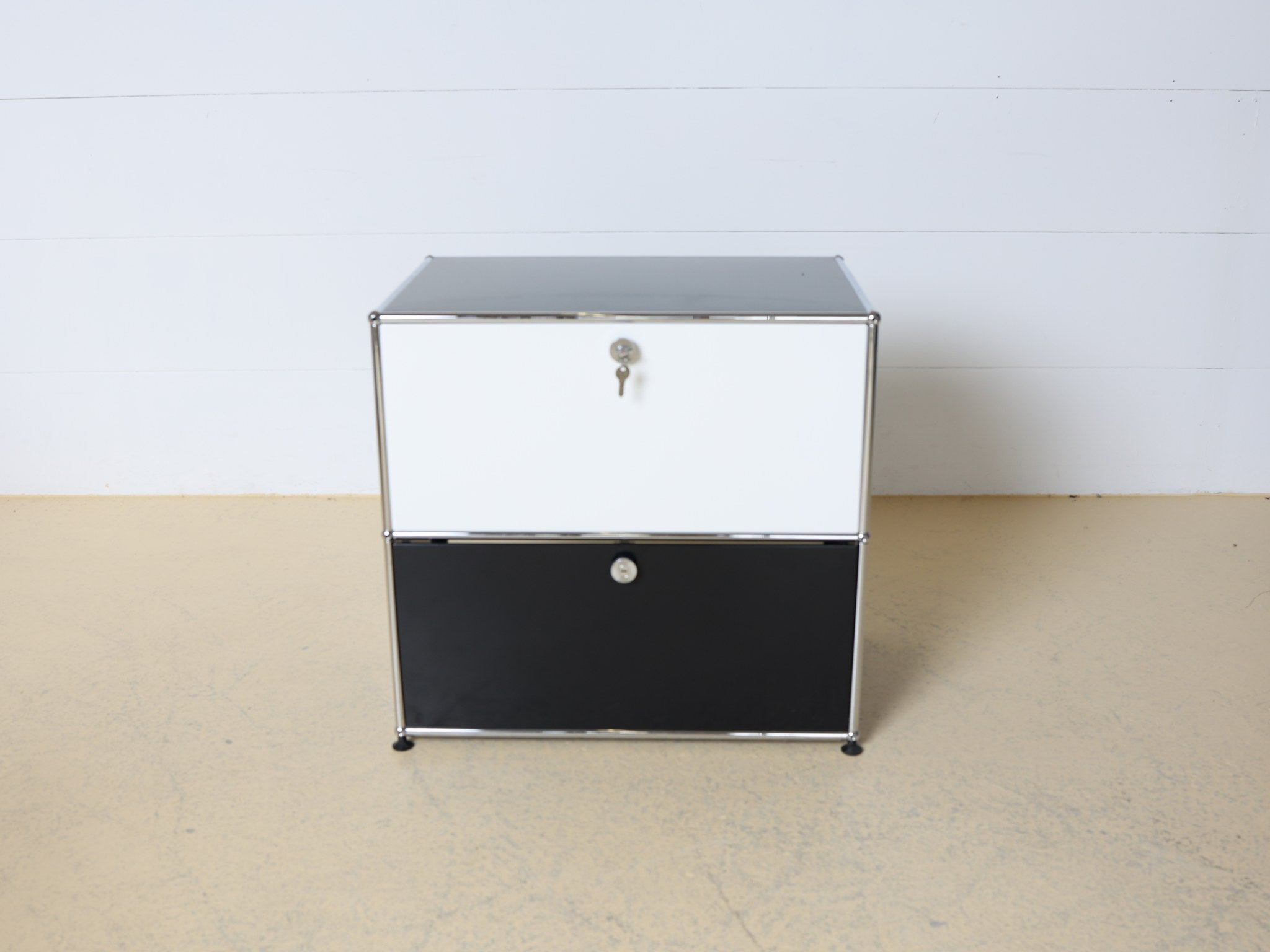 USM Haller Sideboard schwarz weiss Detail Kugelverbinder und Fallklappe